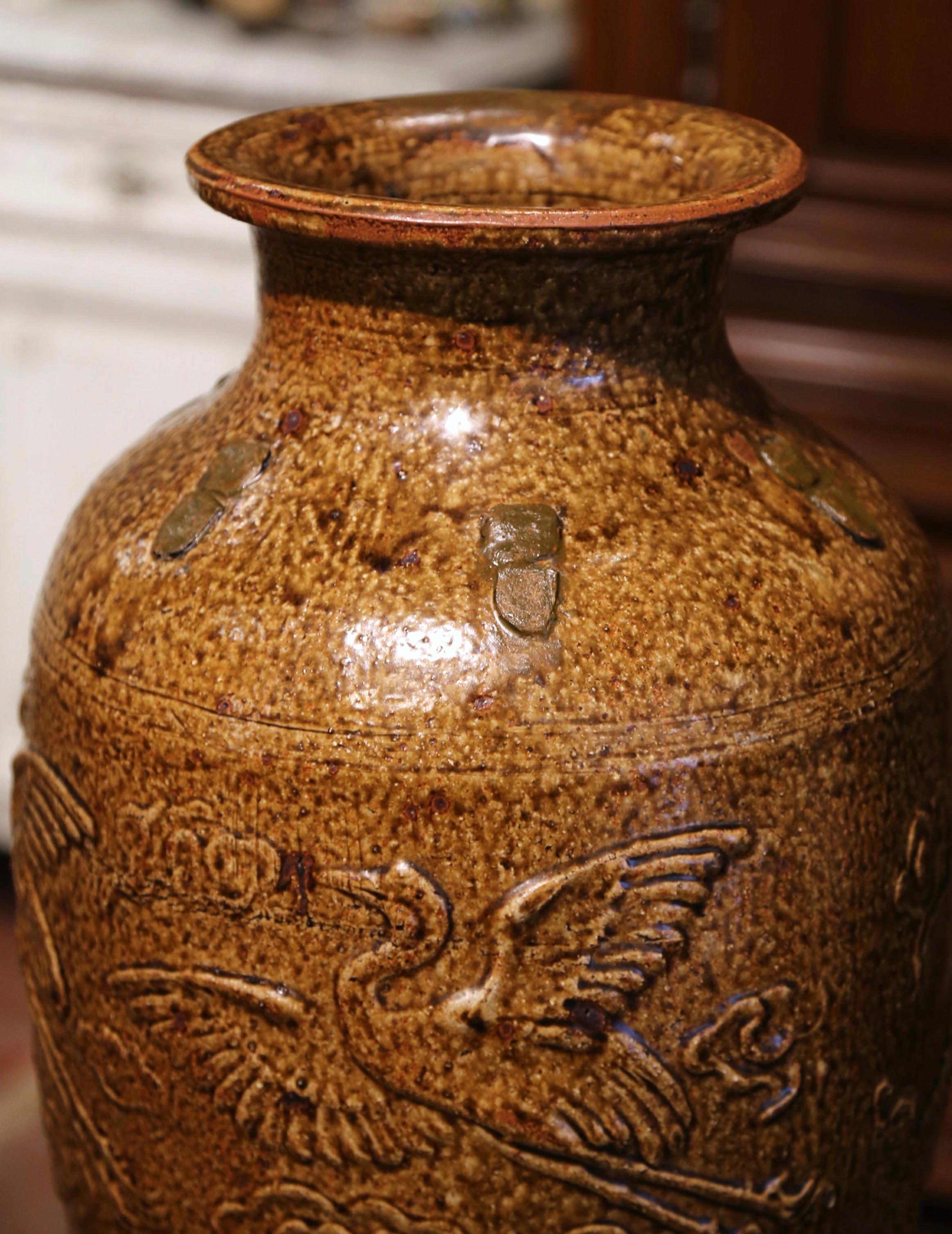 Spanisches glasiertes und bemaltes Terrakotta-Olivgefäß mit Vogelmotiven aus dem 19. Jahrhundert (Handbemalt) im Angebot