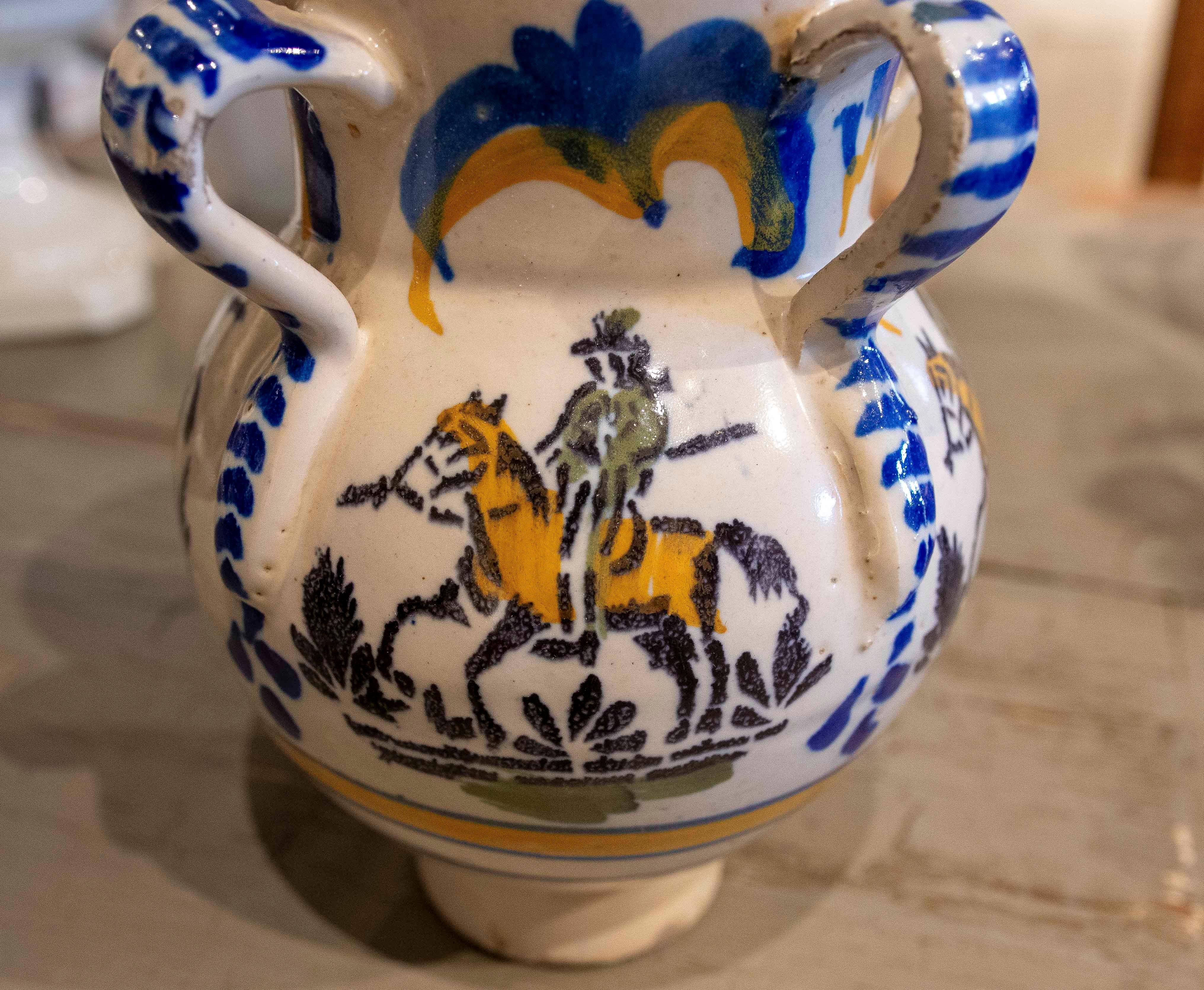 Pot en céramique émaillée espagnole du 19e siècle avec poignées et un personnage sur chevalbac en vente 3