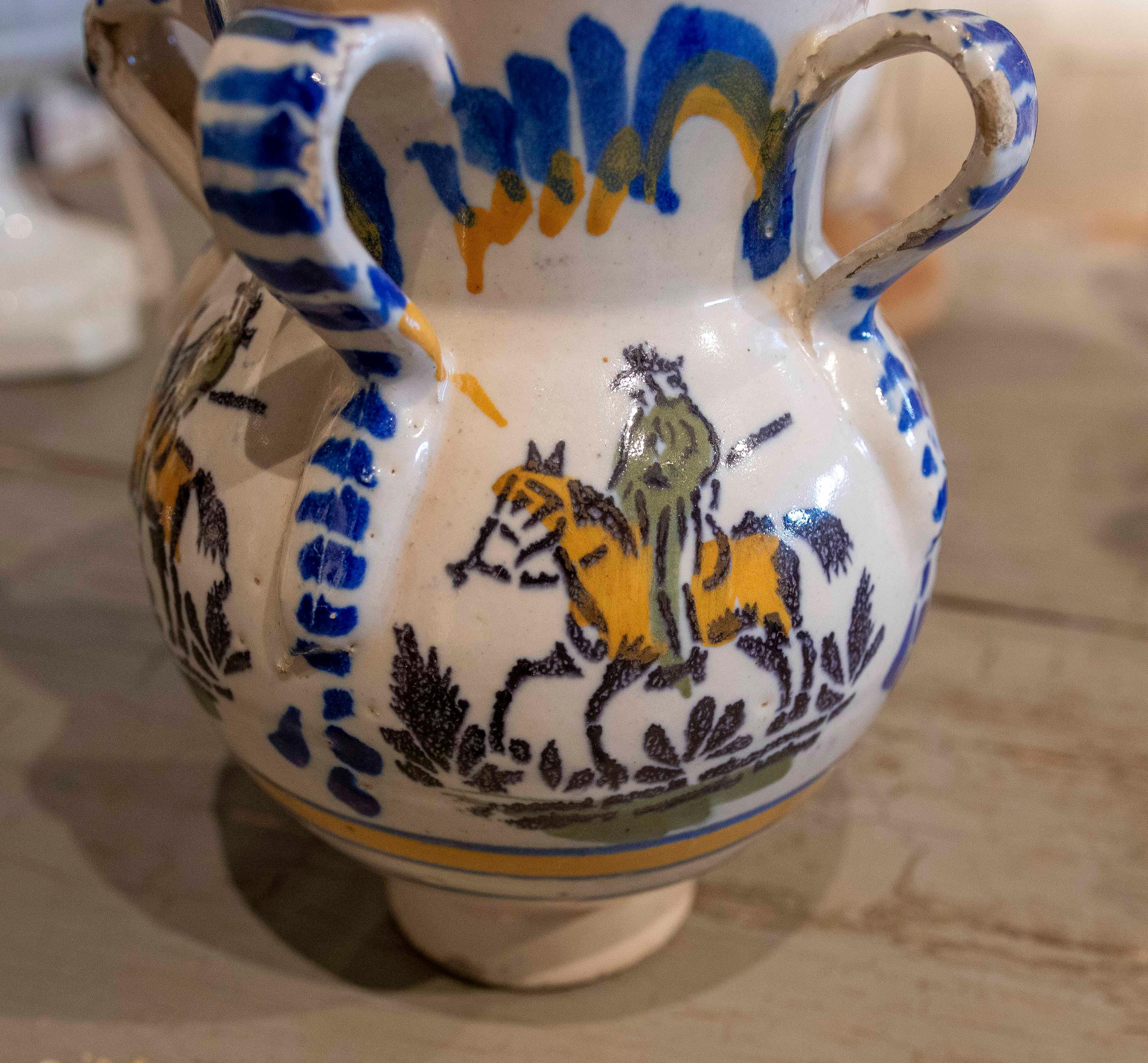 Pot en céramique émaillée espagnole du 19e siècle avec poignées et un personnage sur chevalbac en vente 4
