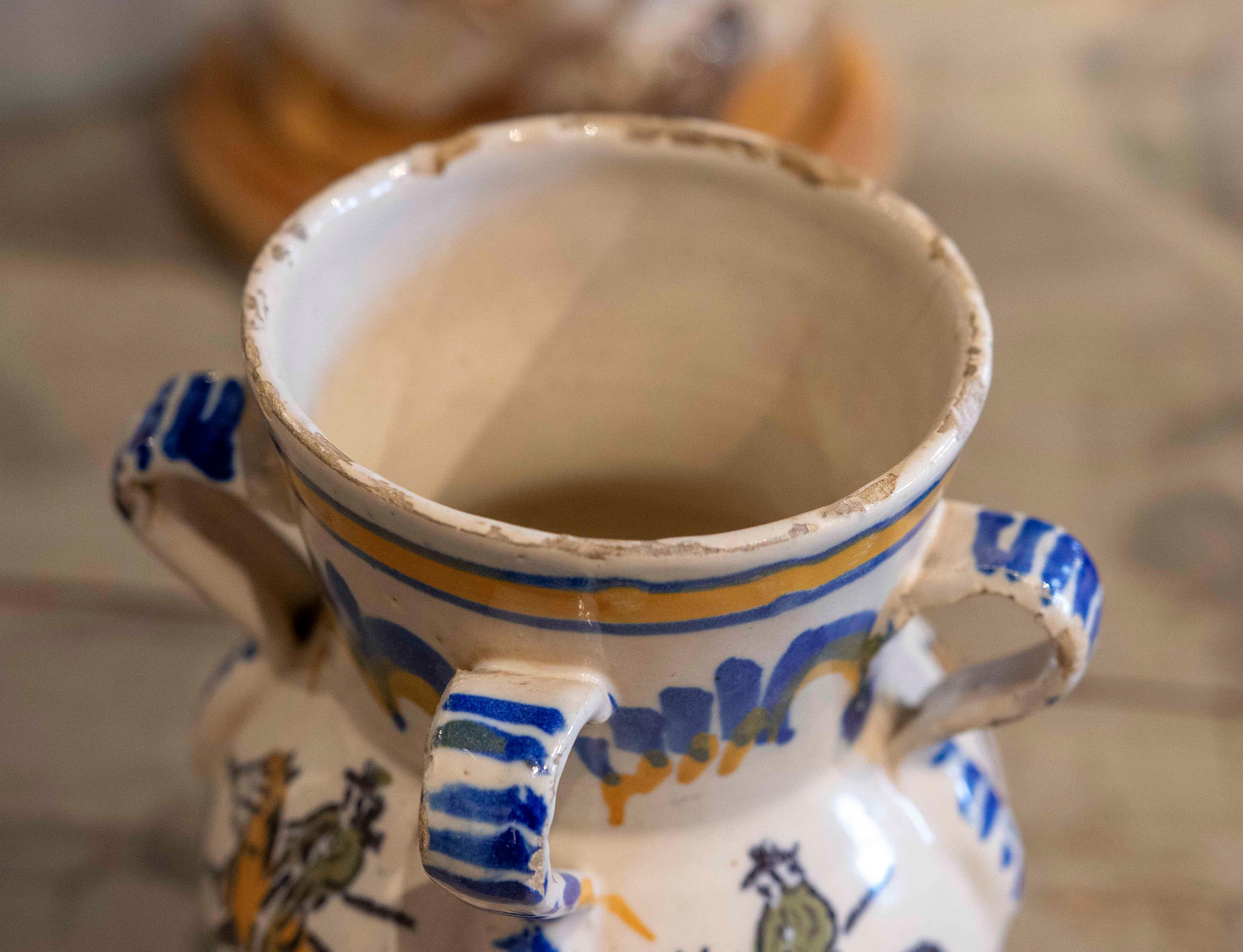 Pot en céramique émaillée espagnole du 19e siècle avec poignées et un personnage sur chevalbac en vente 5