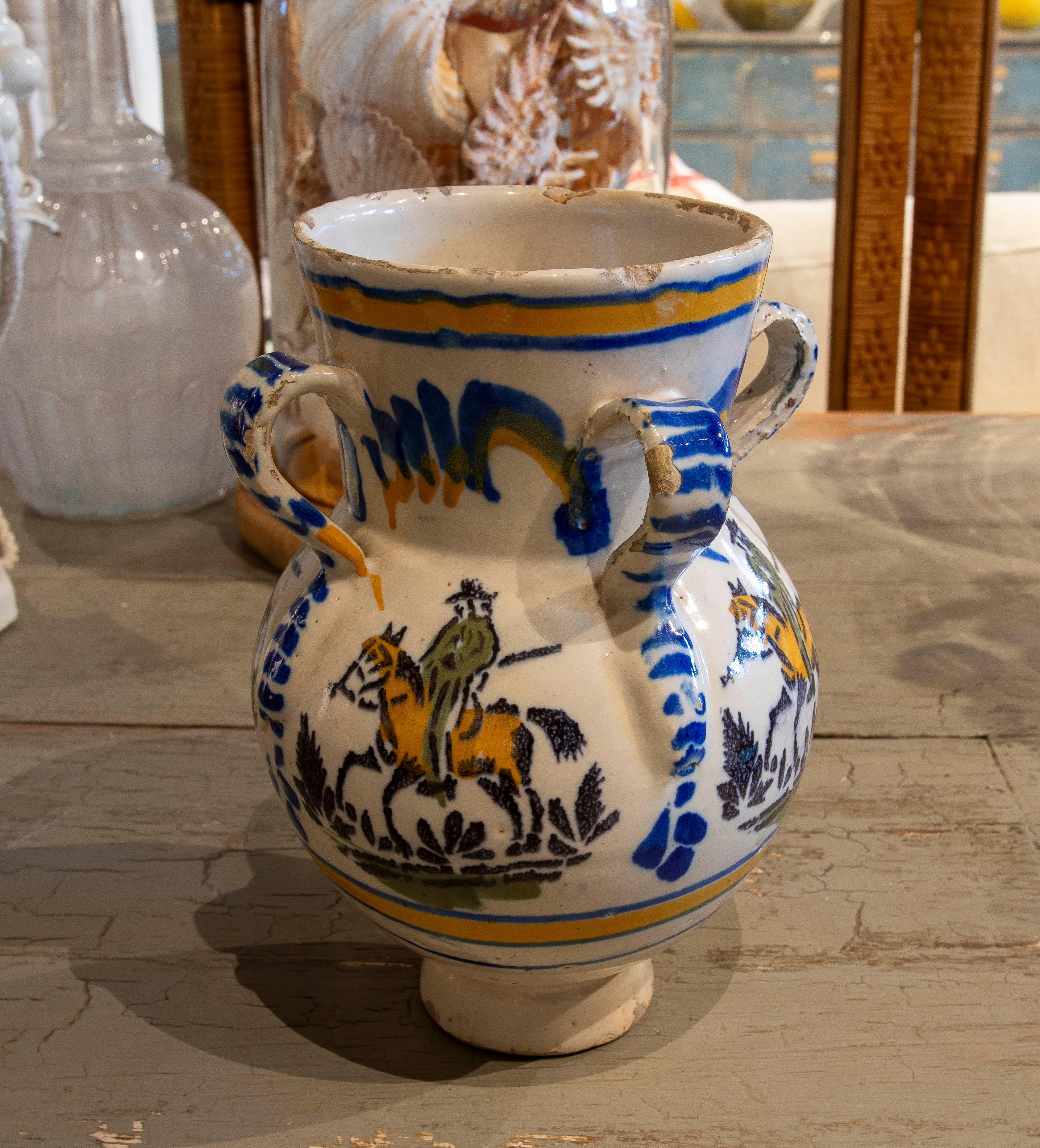 Espagnol Pot en céramique émaillée espagnole du 19e siècle avec poignées et un personnage sur chevalbac en vente