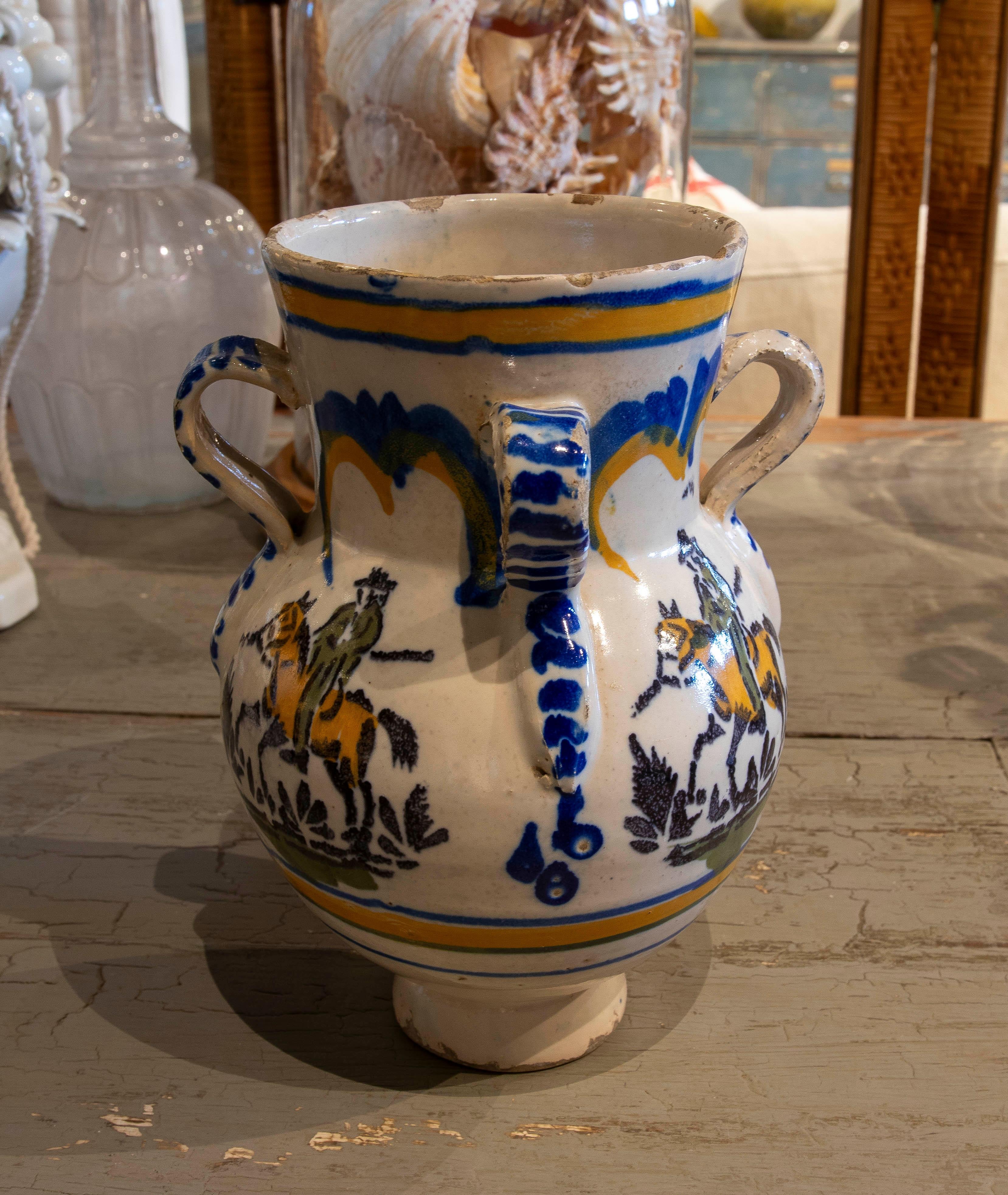 Pot en céramique émaillée espagnole du 19e siècle avec poignées et un personnage sur chevalbac Bon état - En vente à Marbella, ES