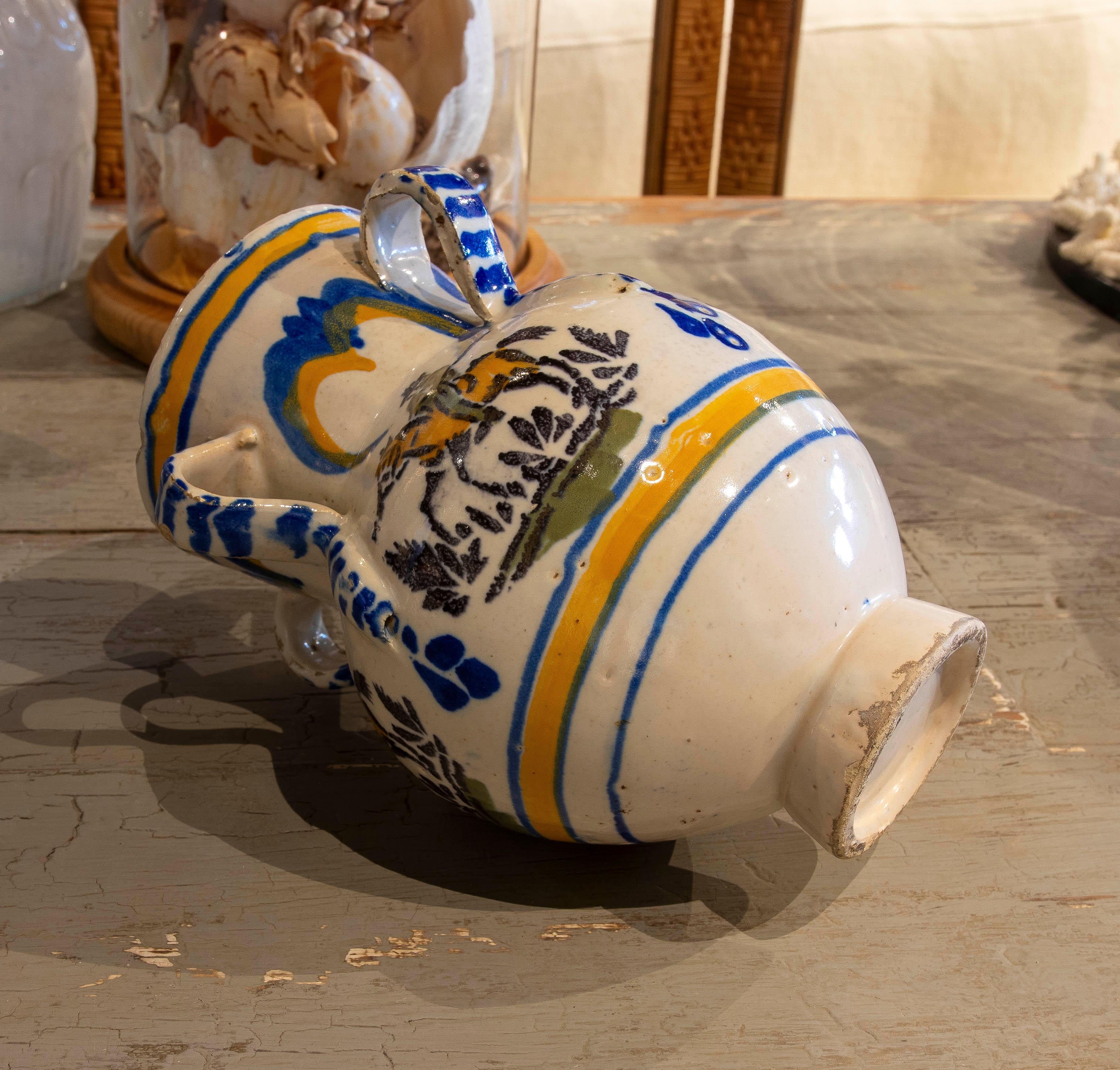 XIXe siècle Pot en céramique émaillée espagnole du 19e siècle avec poignées et un personnage sur chevalbac en vente