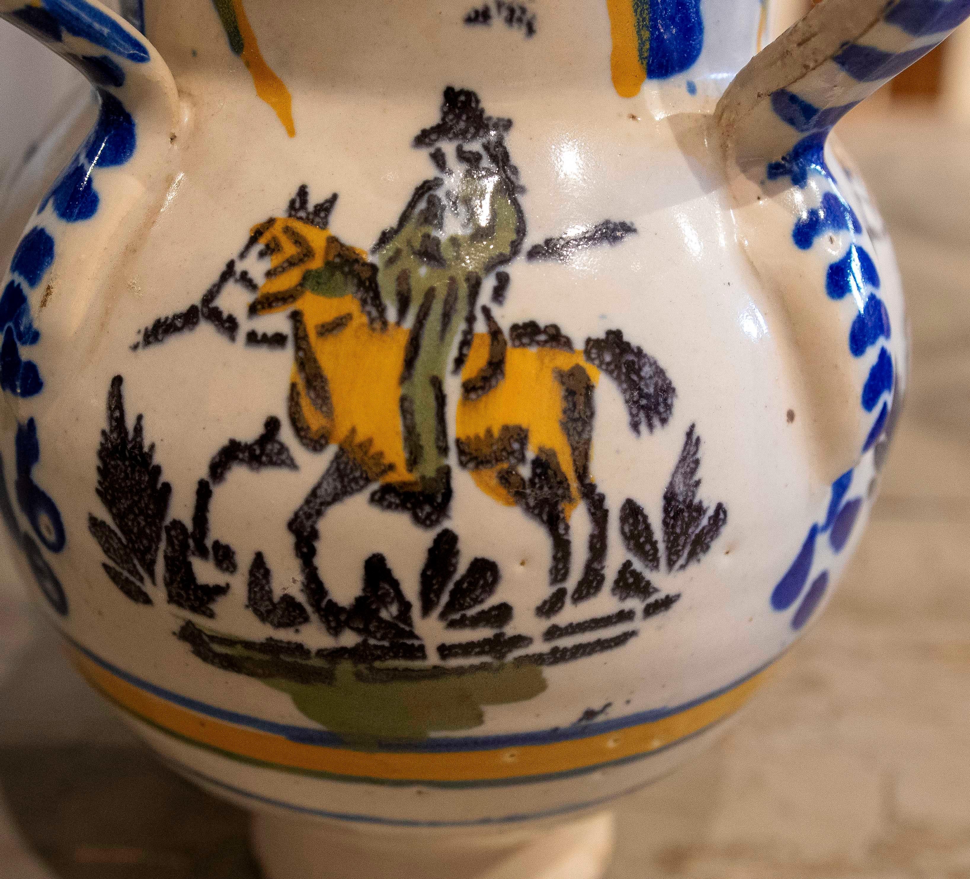 Pot en céramique émaillée espagnole du 19e siècle avec poignées et un personnage sur chevalbac en vente 1