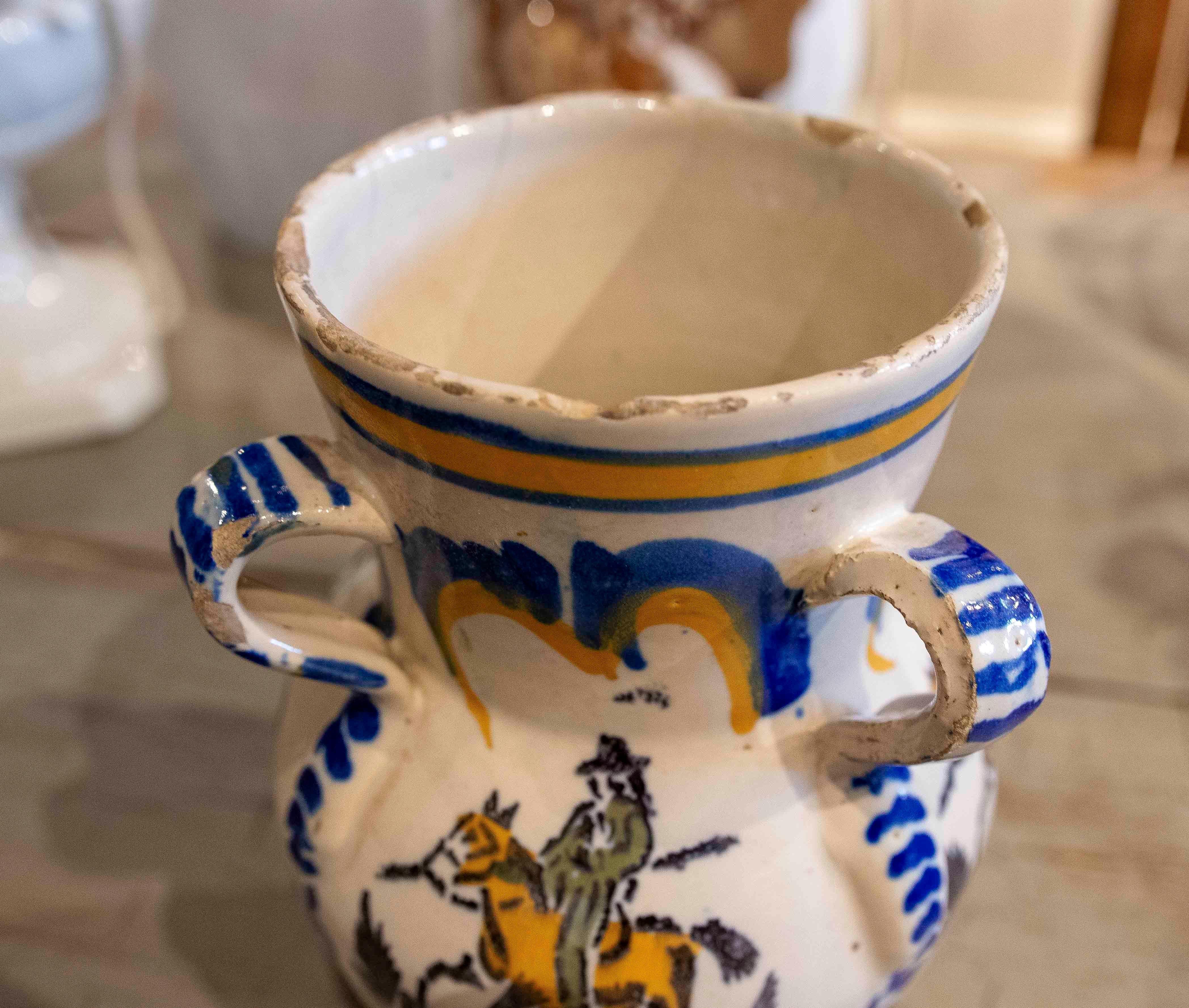 Pot en céramique émaillée espagnole du 19e siècle avec poignées et un personnage sur chevalbac en vente 2