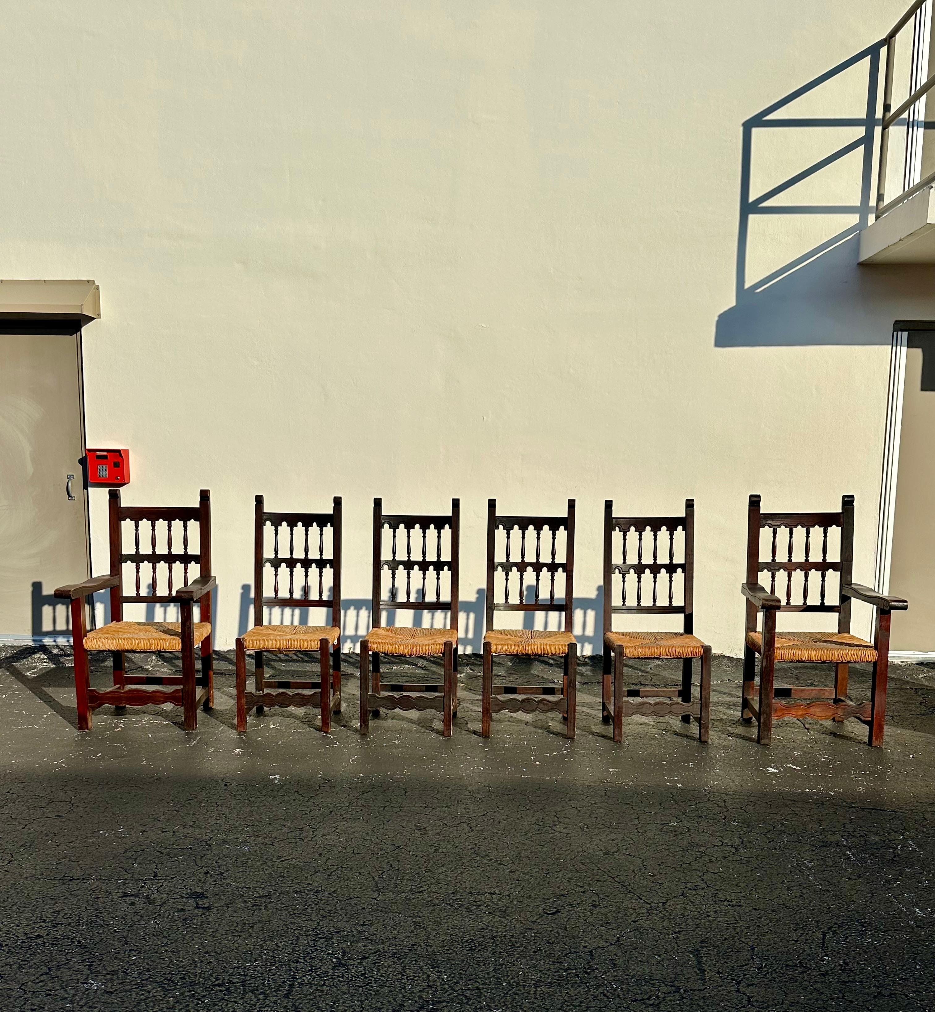 Torna agli eleganti e sofisticati anni '80 con questo squisito set in rattan ritorto McGuire con tappezzeria verde. Questo rarissimo set emana un'aria di lusso e raffinatezza. Il design è eccezionale. Il lussuoso set di sedie e pouf è un pezzo forte