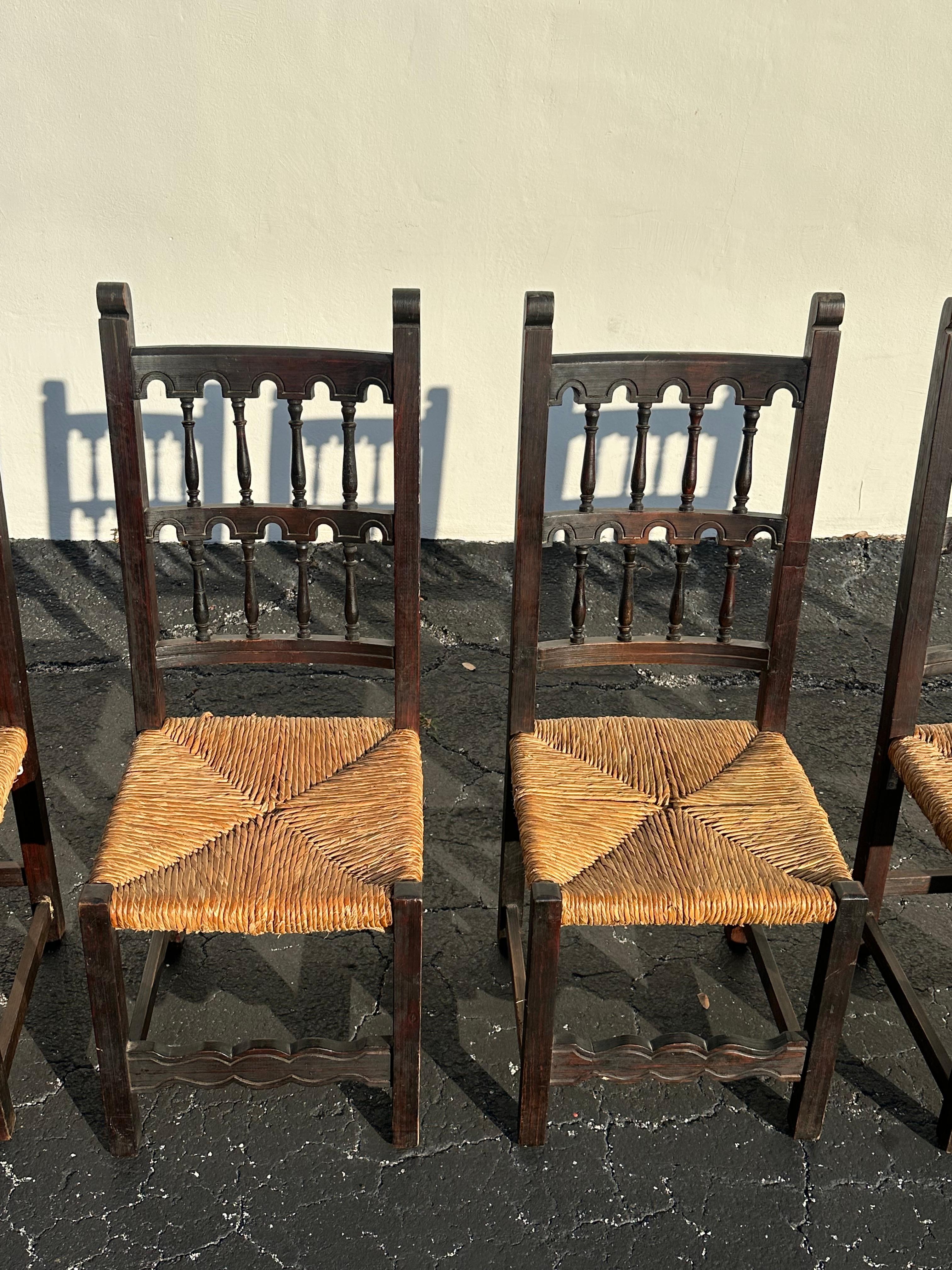 Sedie da pranzo con schienale a scaletta in giunco gotico spagnolo del XIX secolo In condizioni buone in vendita a Fort Lauderdale, FL