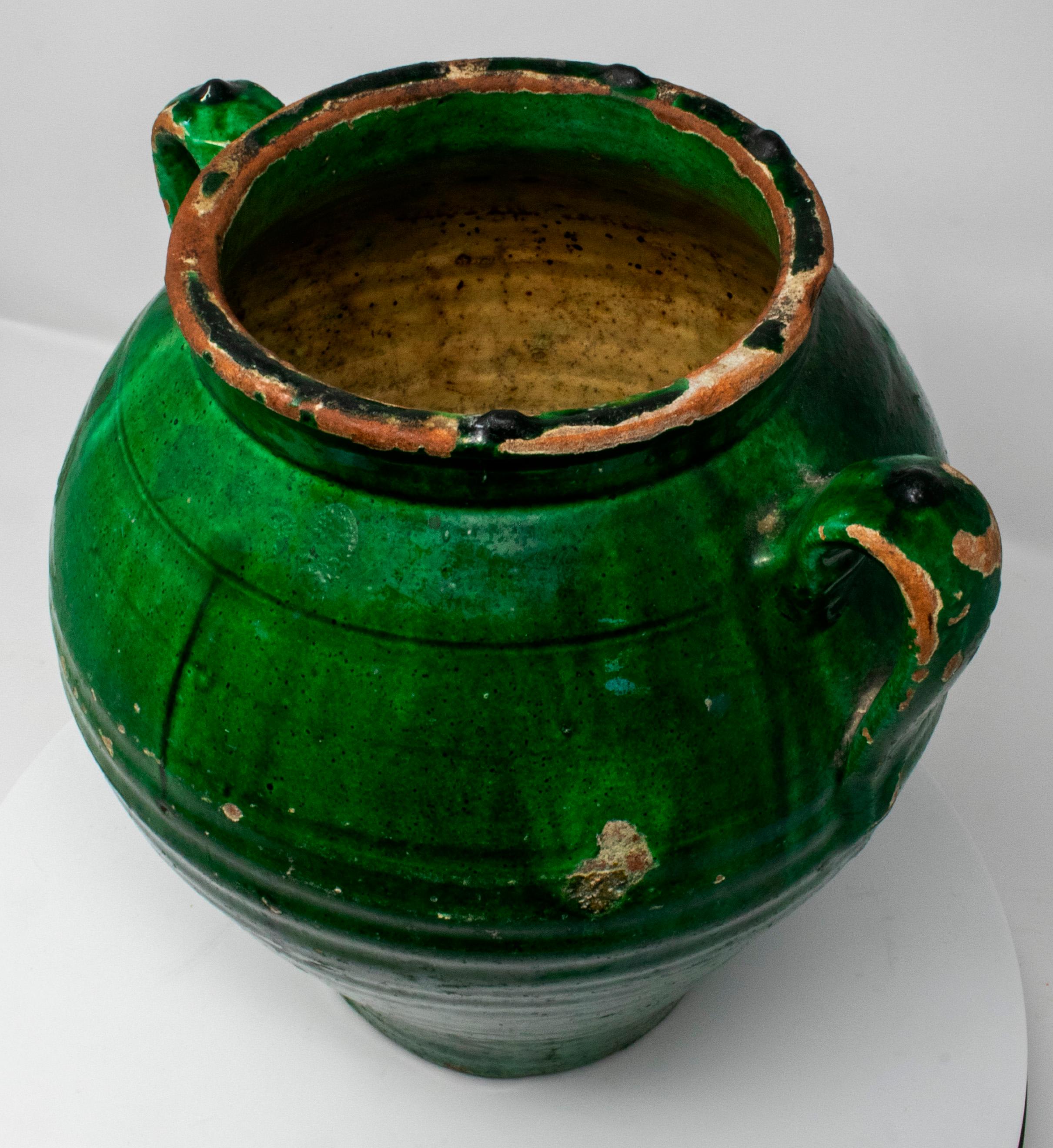 Jarrón de cerámica esmaltada verde española del siglo XIX con asas 1