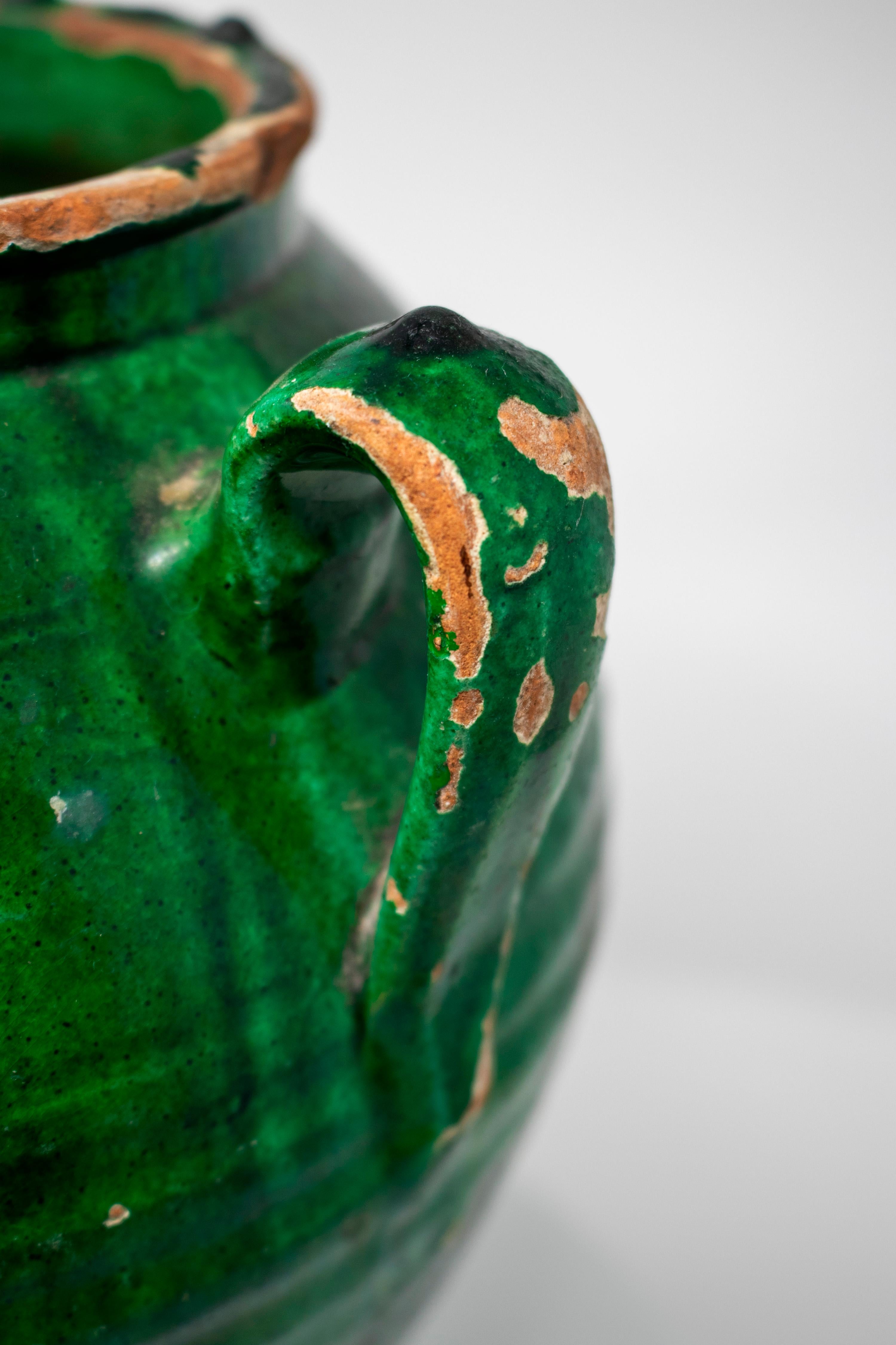 Jarrón de cerámica esmaltada verde española del siglo XIX con asas 2