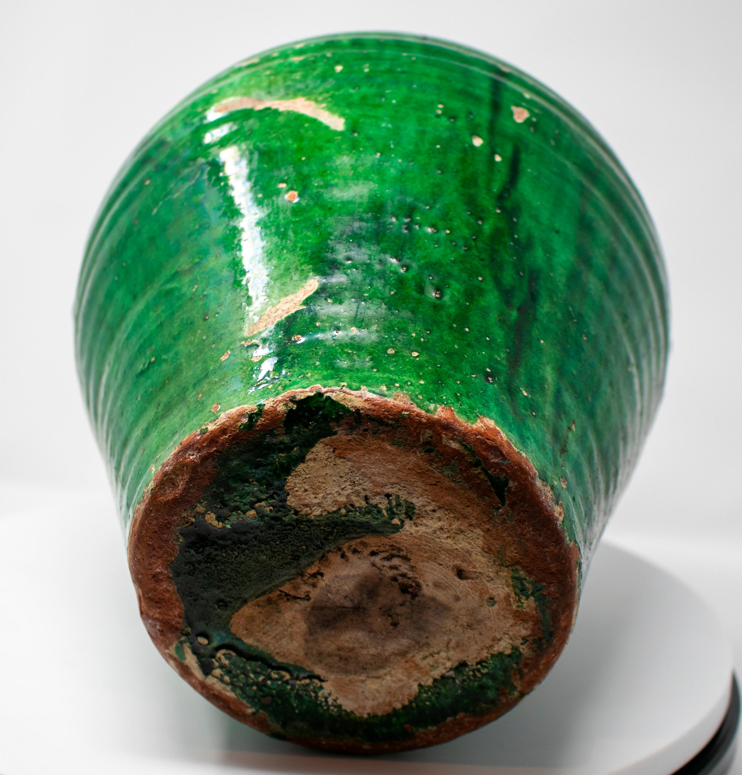 Jarrón de cerámica esmaltada verde española del siglo XIX con asas 3
