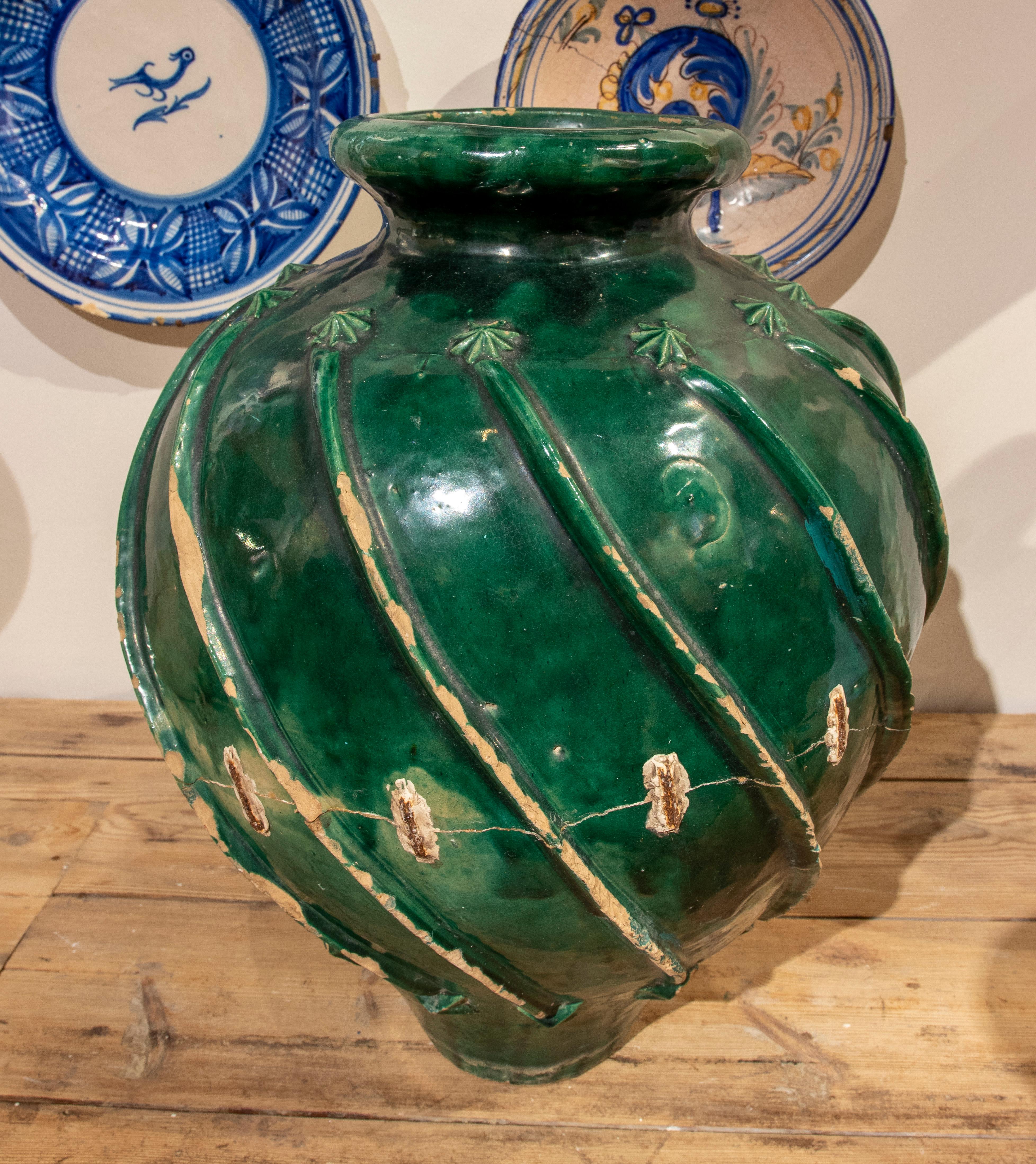 19th Century Spanish Green Glazed Earthenware Jar In Good Condition For Sale In Marbella, ES