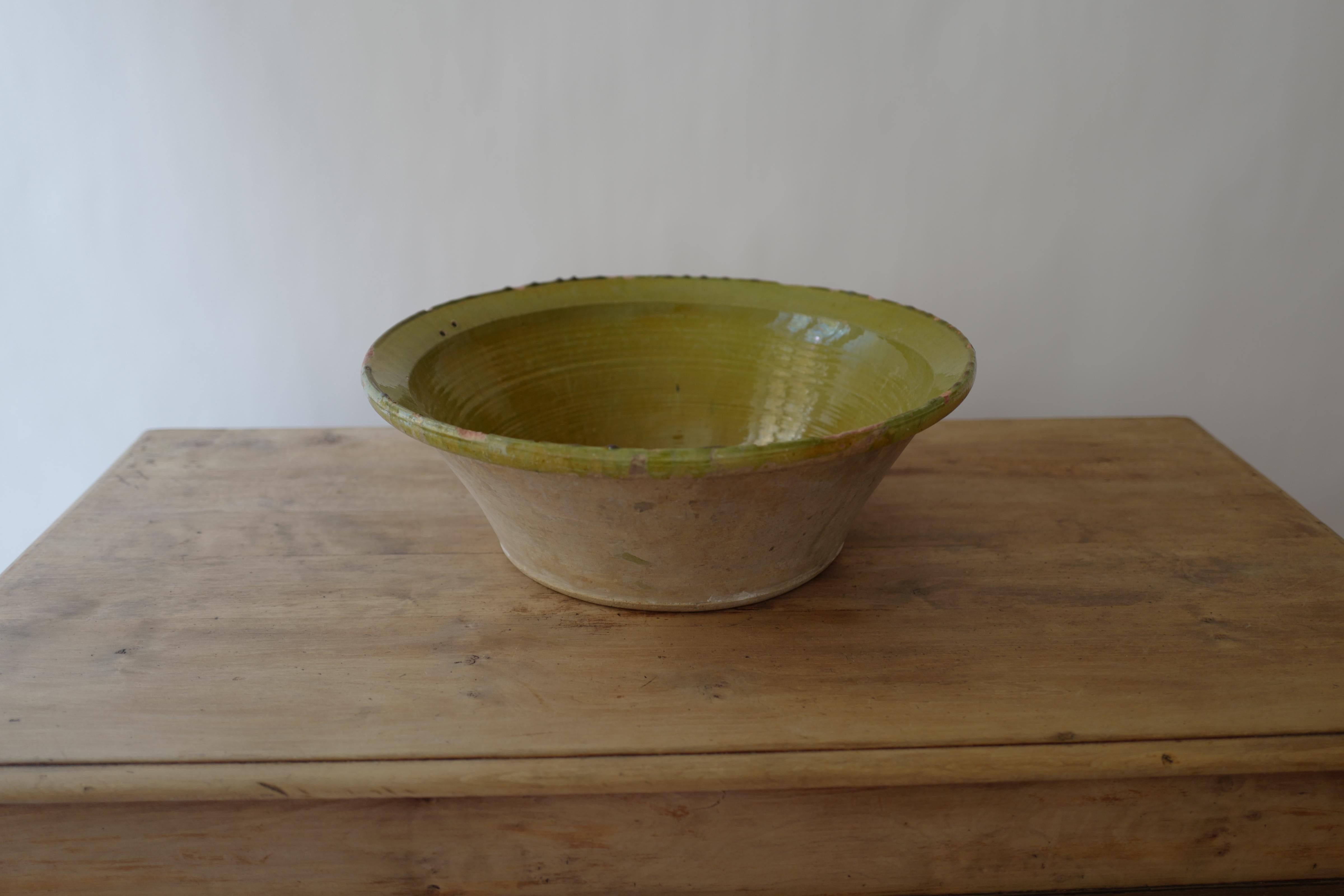 19th Century Spanish Green Tian Bowl  In Good Condition For Sale In Milano, IT