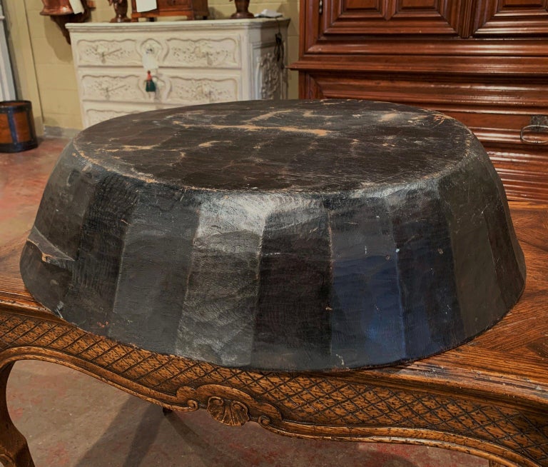 19th Century Spanish Hand Carved Decorative Fruit Bowl For Sale at 1stDibs