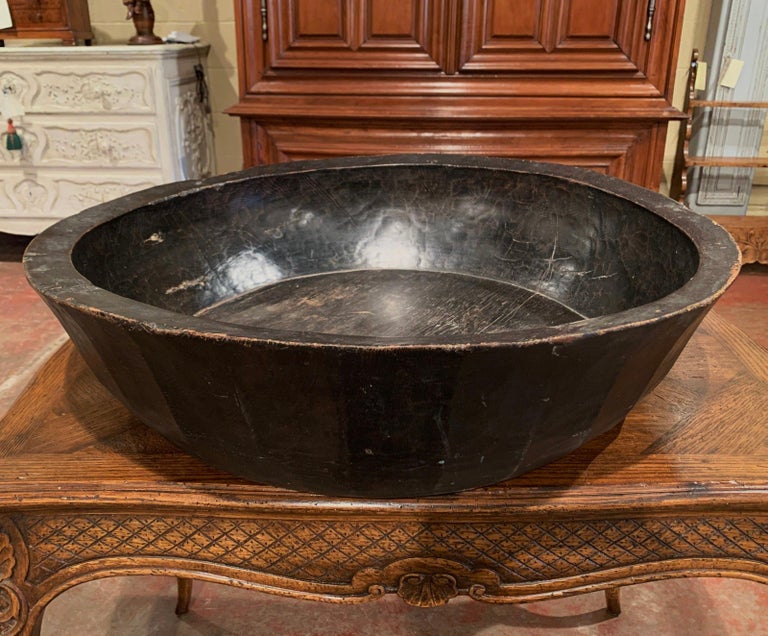 19th Century Spanish Hand Carved Decorative Fruit Bowl For Sale at 1stDibs