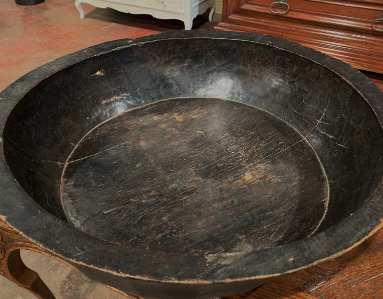 19th Century Spanish Hand Carved Decorative Fruit Bowl For Sale at 1stDibs