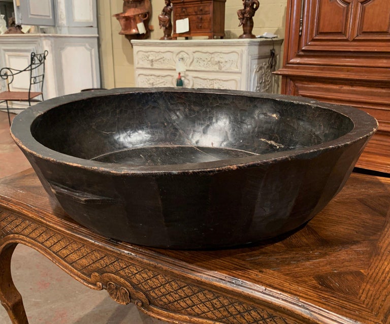 19th Century Spanish Hand Carved Decorative Fruit Bowl For Sale at 1stDibs