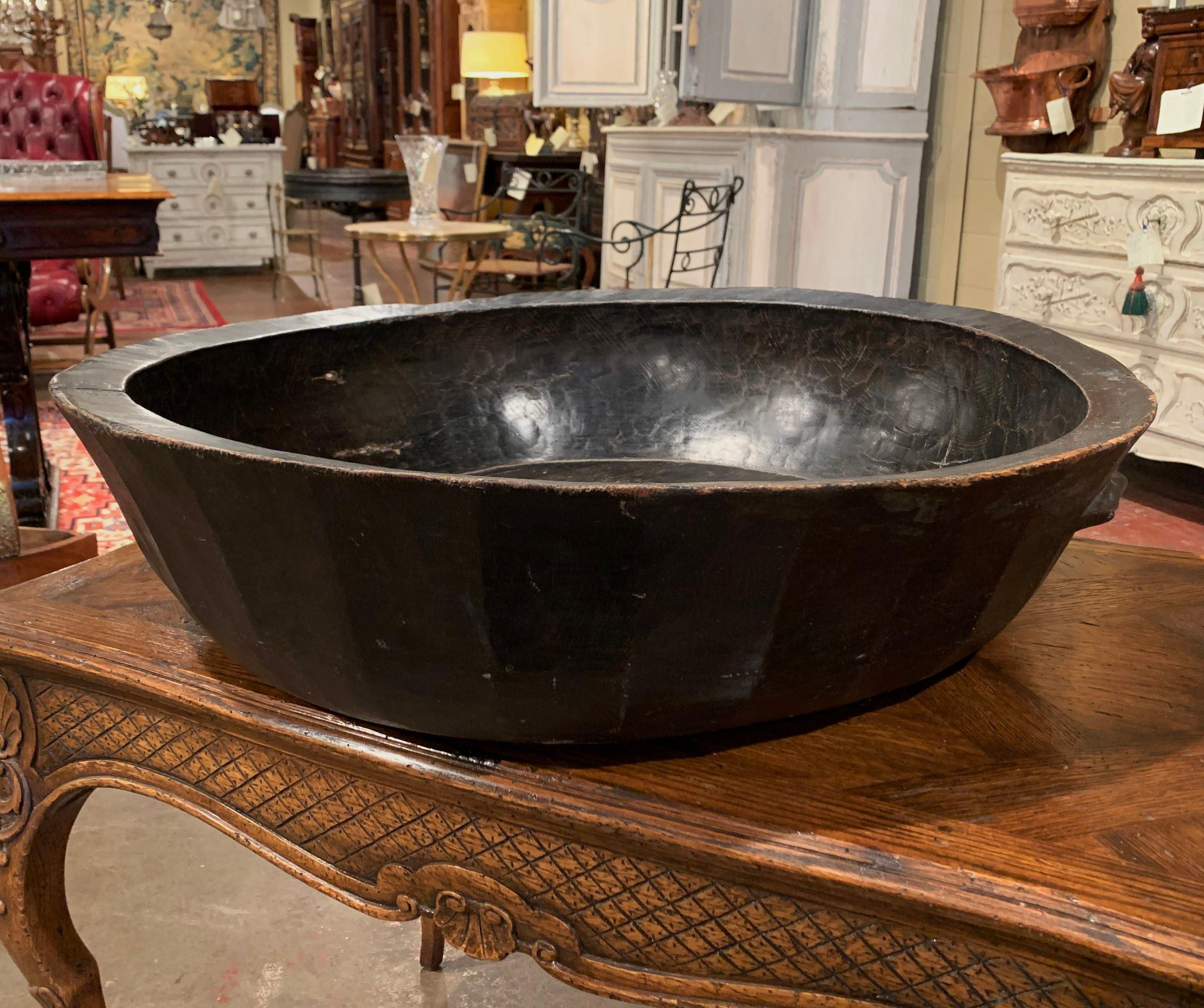 19th Century Spanish Hand Carved Decorative Fruit Bowl In Excellent Condition For Sale In Dallas, TX