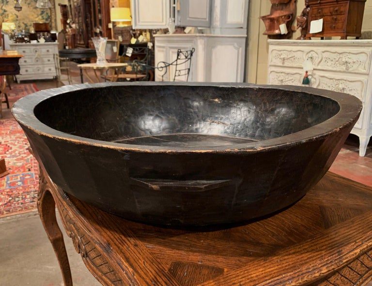 19th Century Spanish Hand Carved Decorative Fruit Bowl For Sale at 1stDibs