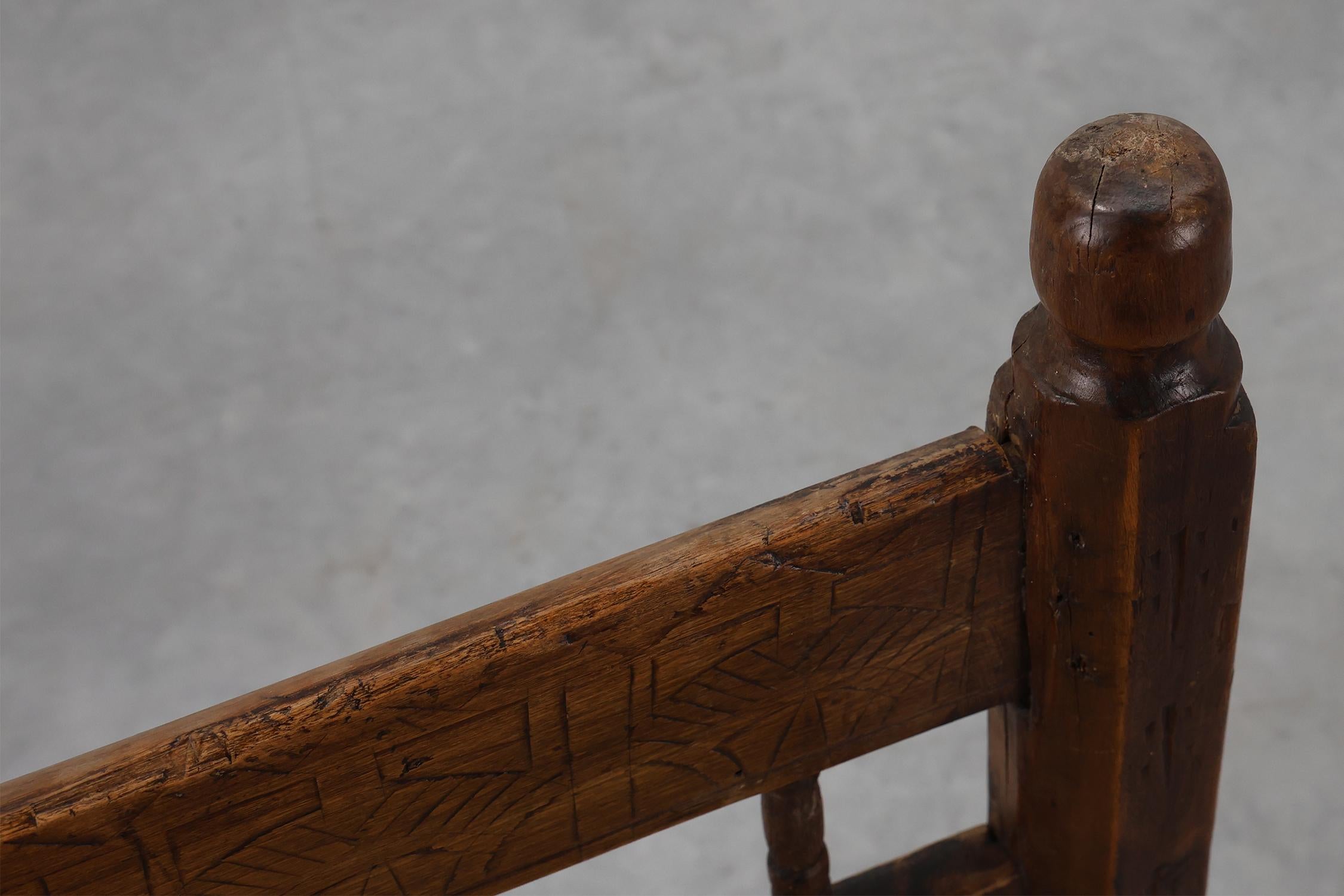 Silla auxiliar española del siglo XIX tallada a mano en roble con asiento de terciopelo en venta 3