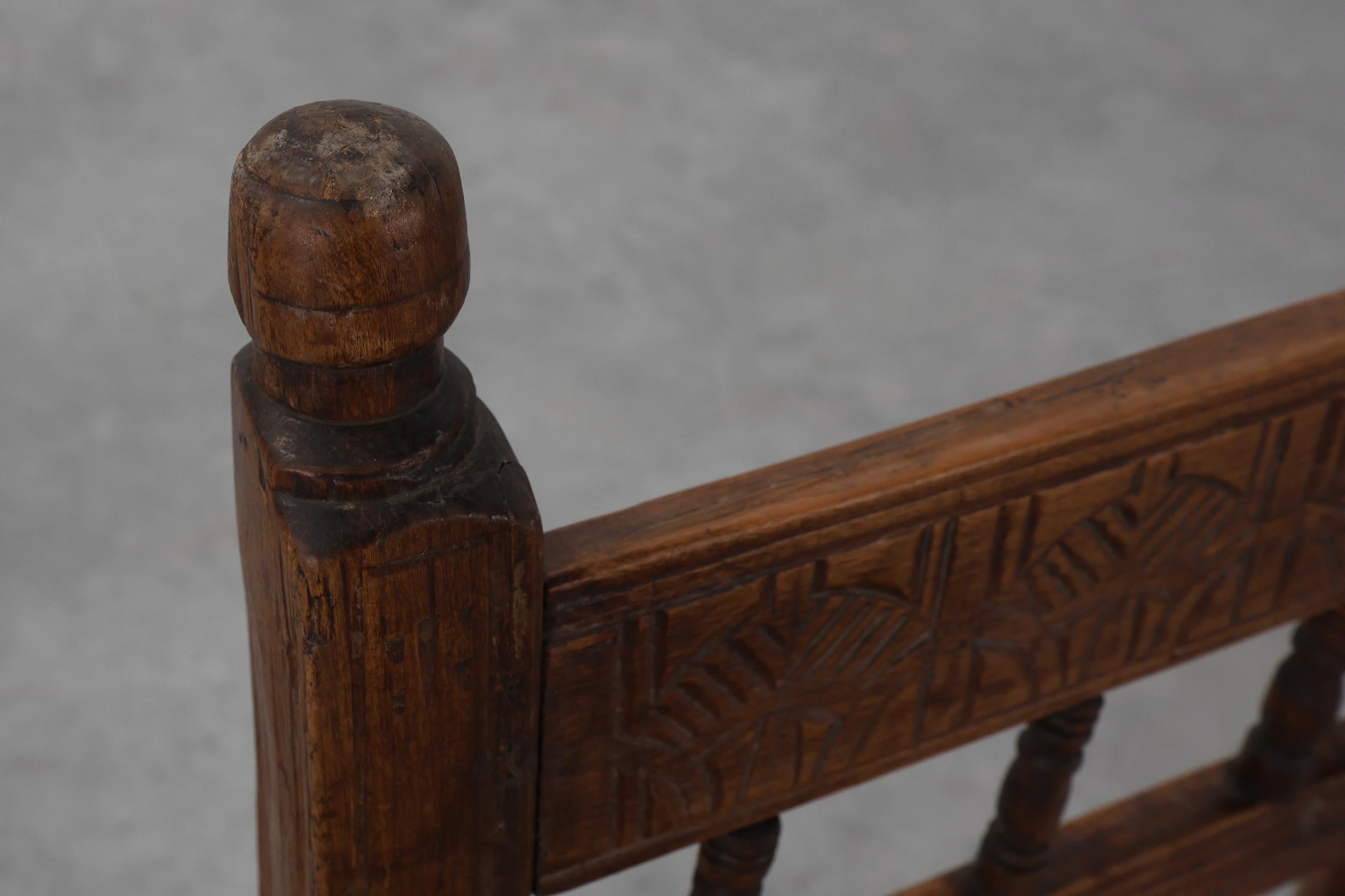 Chaise d'appoint en chêne espagnol du XIXe siècle, sculptée à la main, avec assise en velours en vente 3