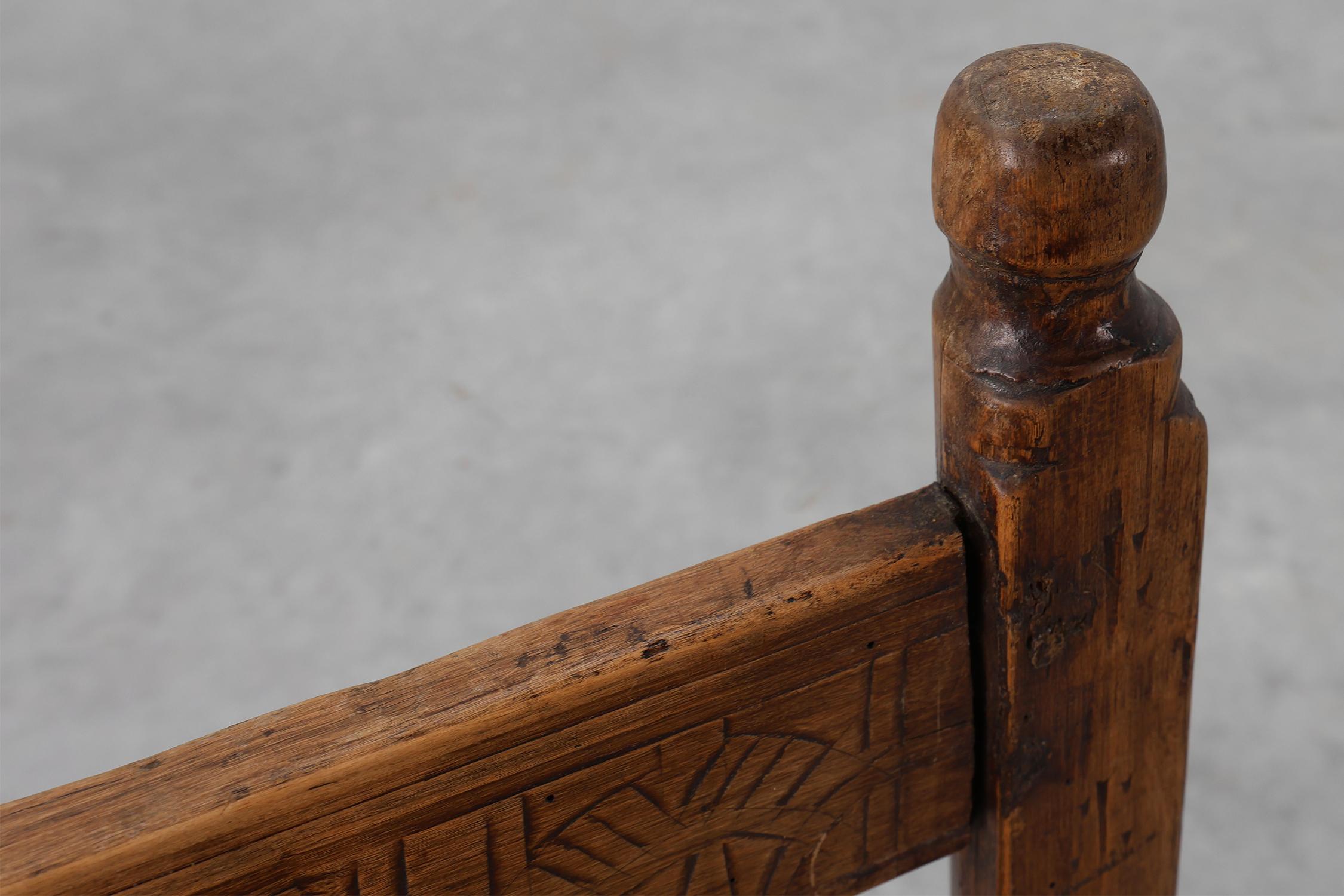 Chaise d'appoint en chêne espagnol du XIXe siècle, sculptée à la main, avec assise en velours en vente 3