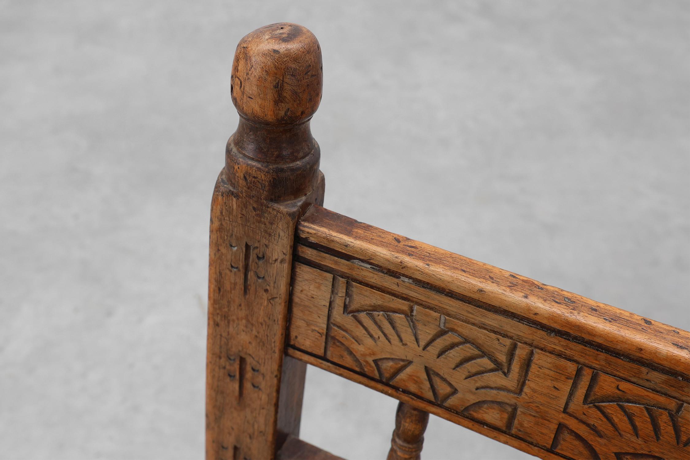 Chaise d'appoint en chêne espagnol du XIXe siècle, sculptée à la main, avec assise en velours en vente 3