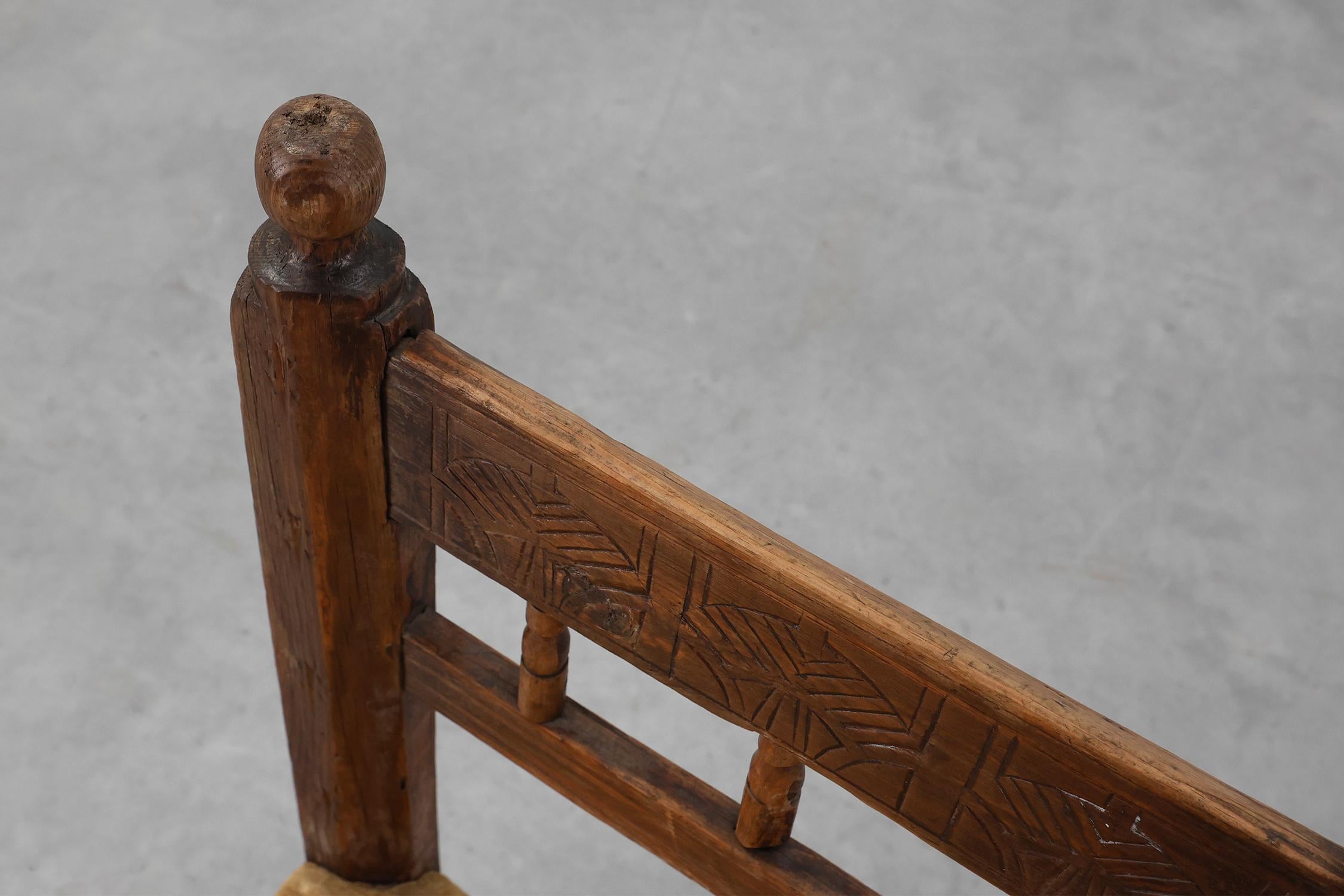 Chaise d'appoint en chêne espagnol du XIXe siècle, sculptée à la main, avec assise en velours en vente 4