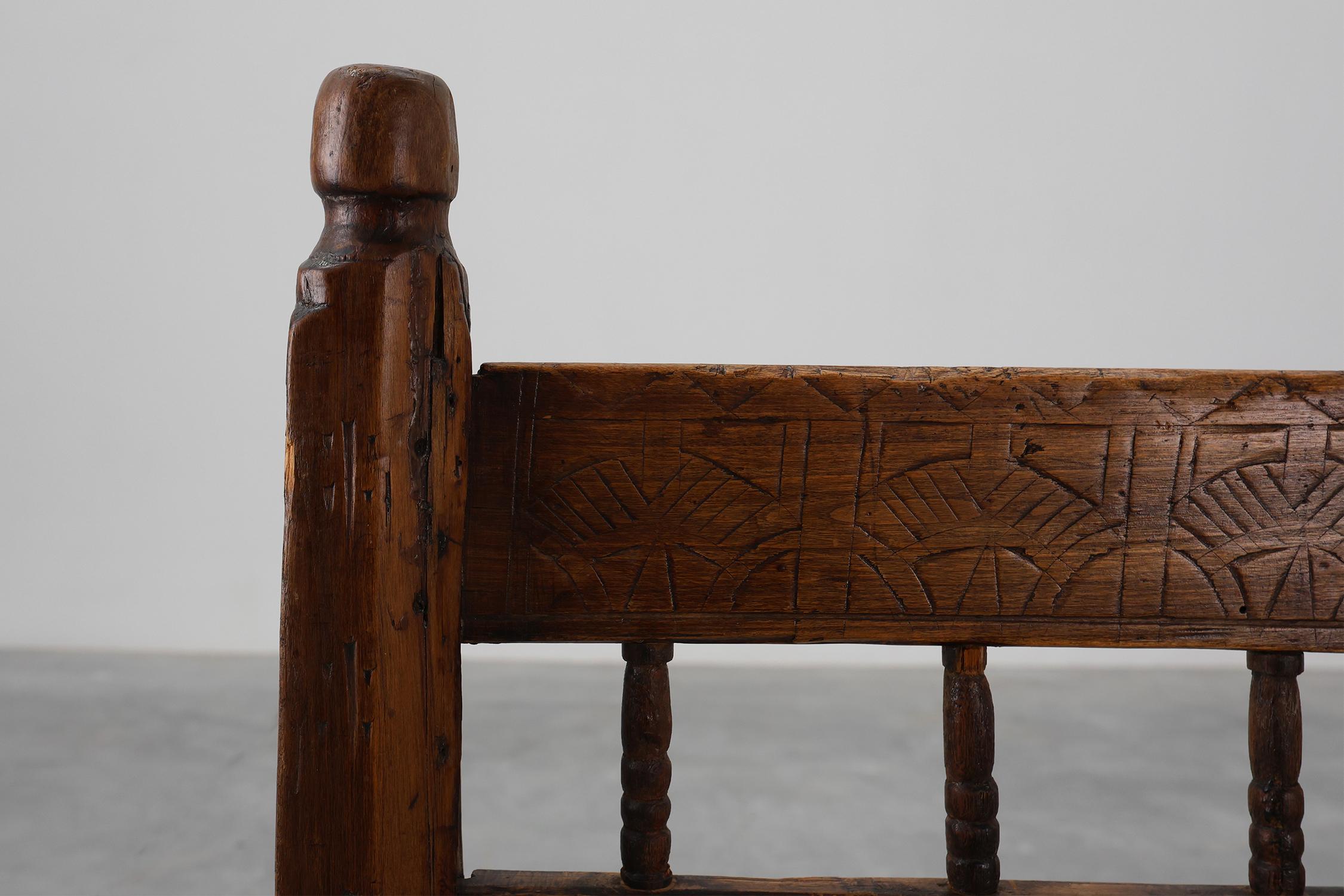 Silla auxiliar española del siglo XIX tallada a mano en roble con asiento de terciopelo en venta 4