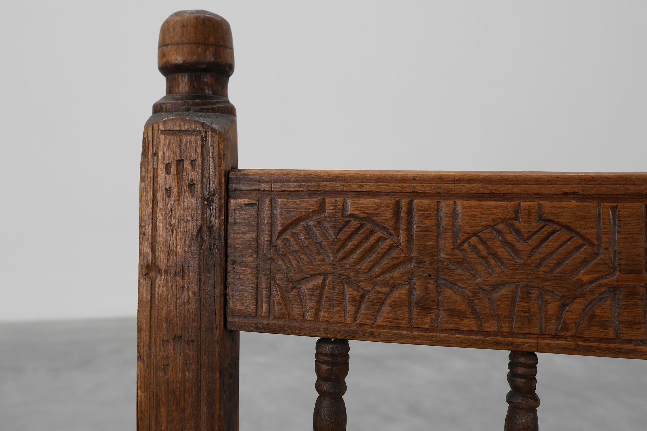 Chaise d'appoint en chêne espagnol du XIXe siècle, sculptée à la main, avec assise en velours en vente 4