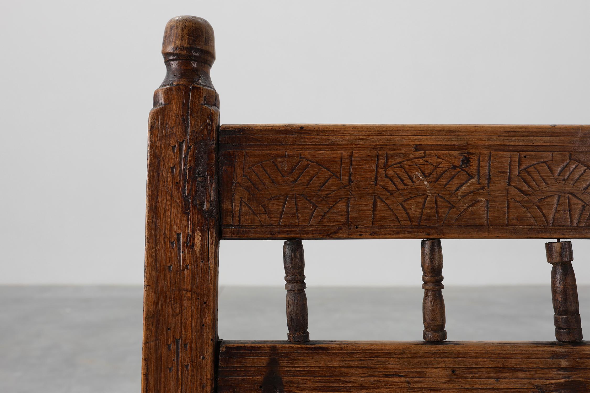 Chaise d'appoint en chêne espagnol du XIXe siècle, sculptée à la main, avec assise en velours en vente 4