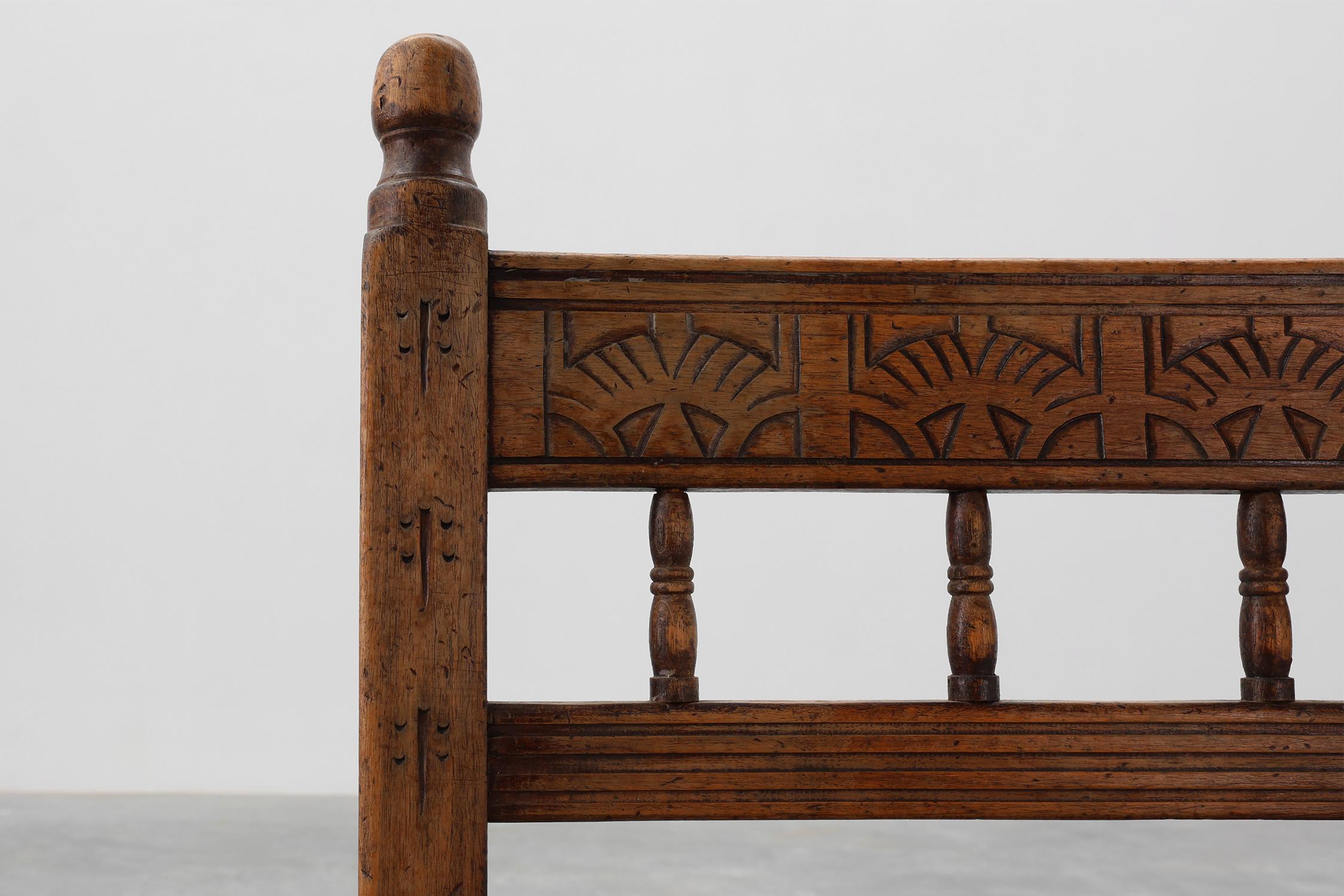 Chaise d'appoint en chêne espagnol du XIXe siècle, sculptée à la main, avec assise en velours en vente 4