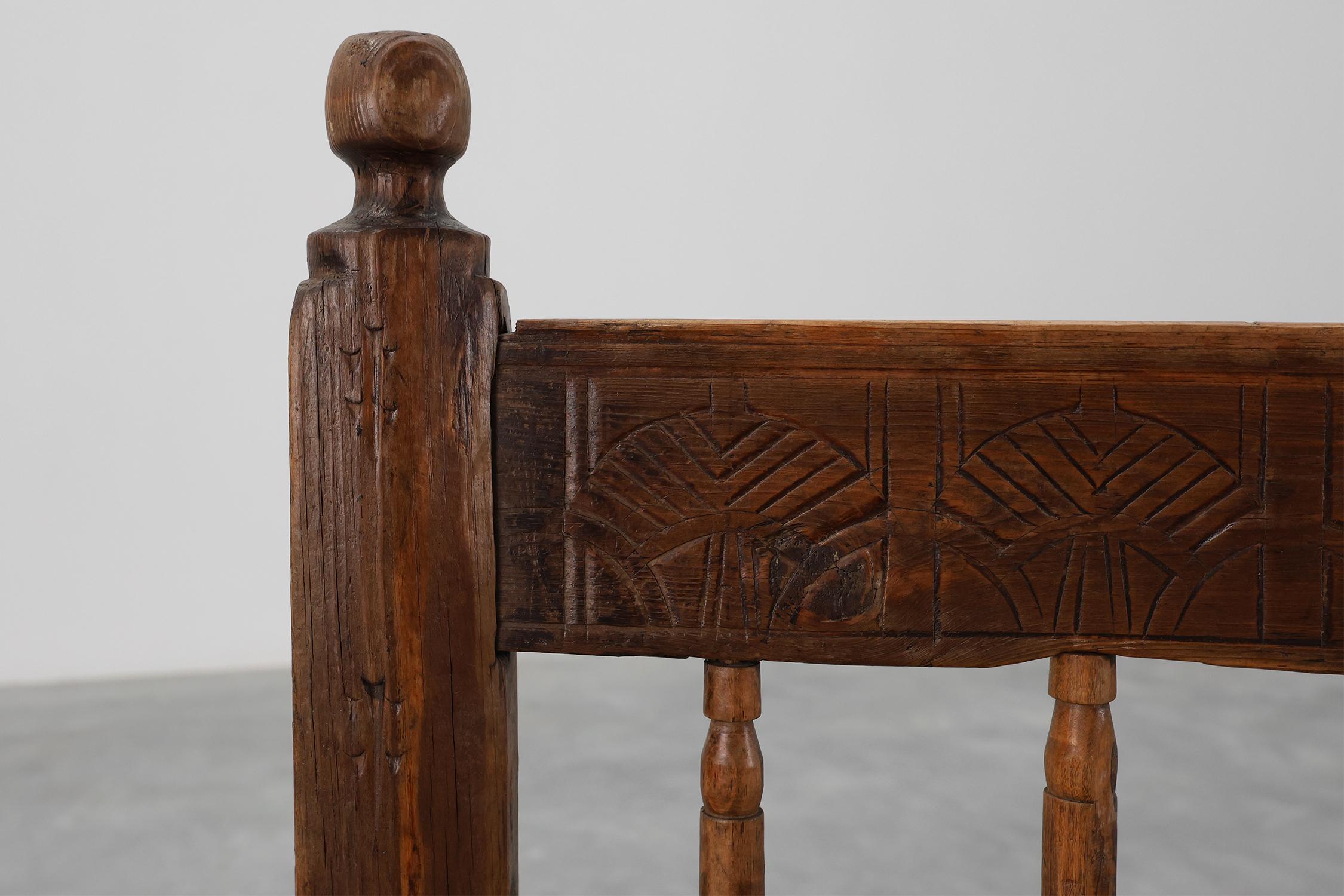 Chaise d'appoint en chêne espagnol du XIXe siècle, sculptée à la main, avec assise en velours en vente 5