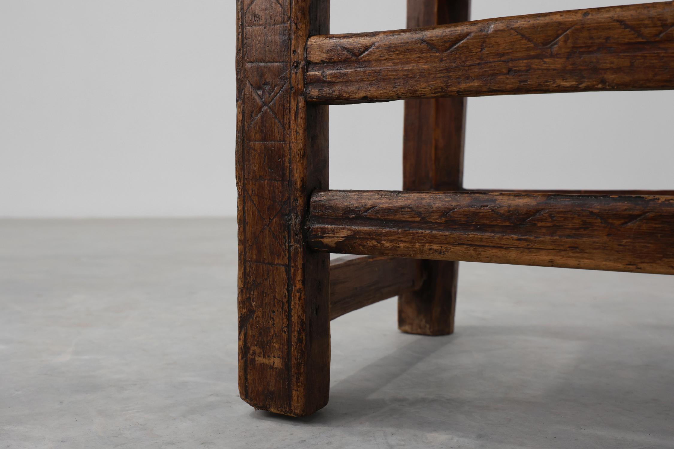 Silla auxiliar española del siglo XIX tallada a mano en roble con asiento de terciopelo en venta 5