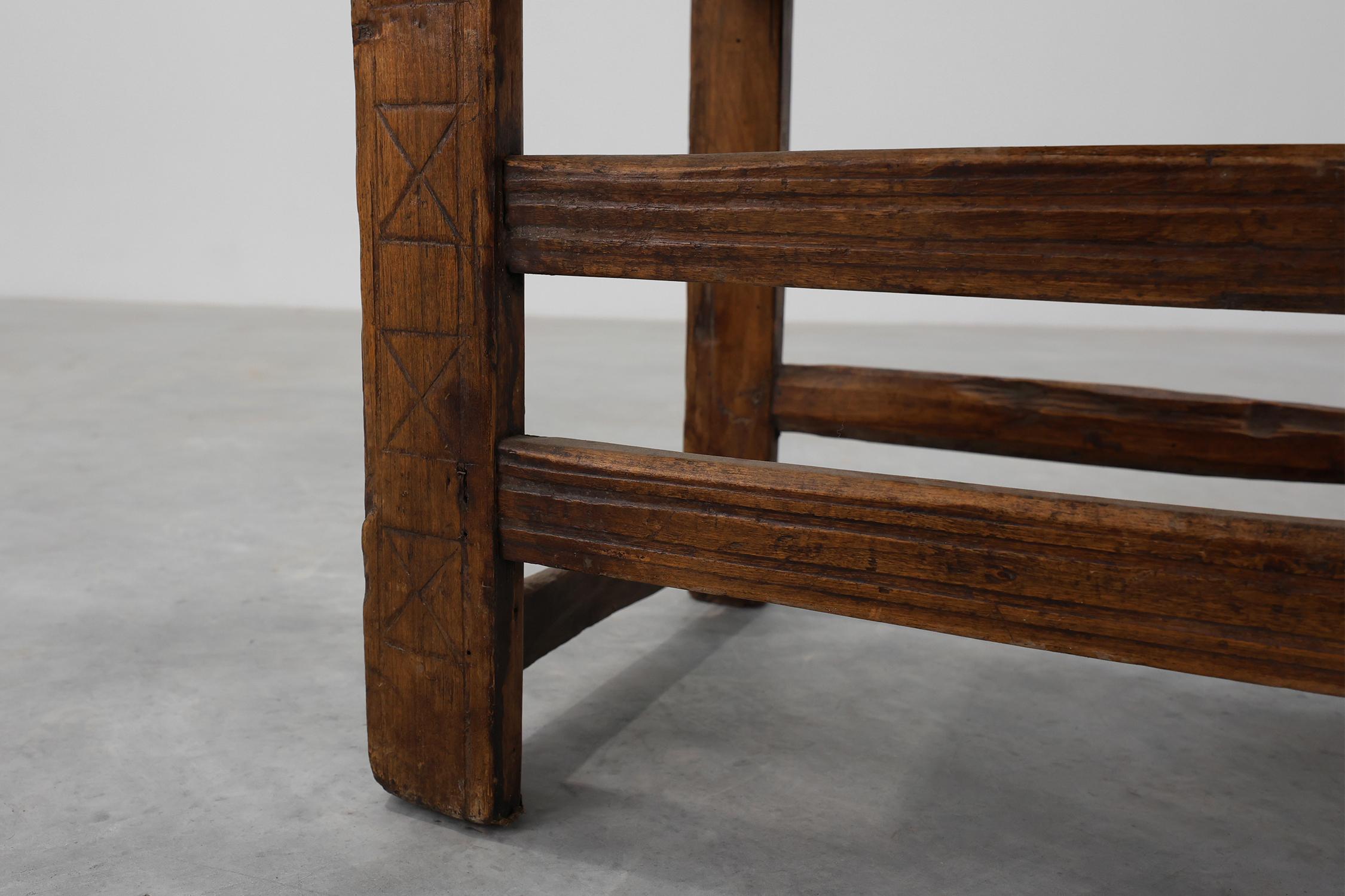 Chaise d'appoint en chêne espagnol du XIXe siècle, sculptée à la main, avec assise en velours en vente 5