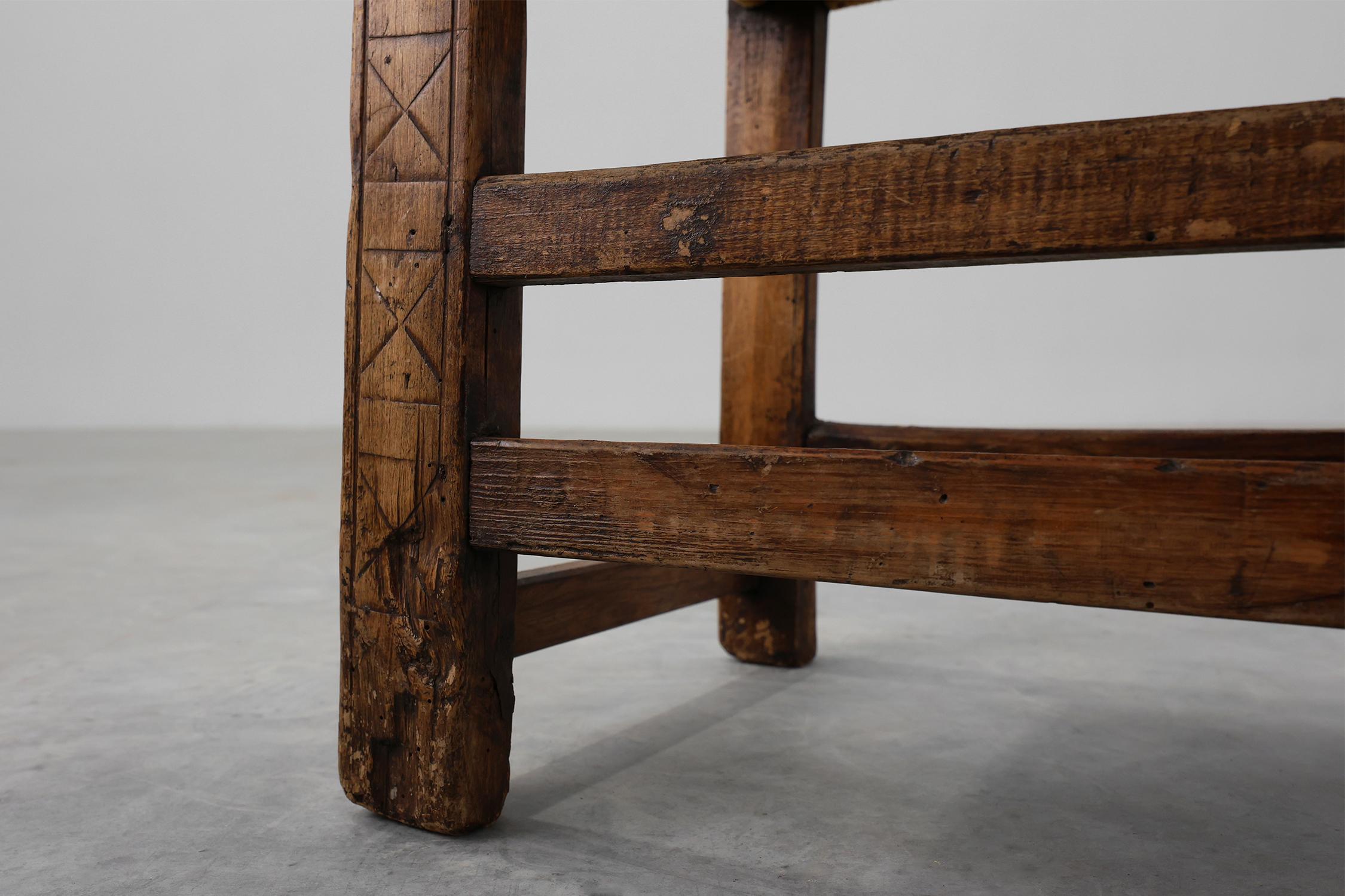 Chaise d'appoint en chêne espagnol du XIXe siècle, sculptée à la main, avec assise en velours en vente 5