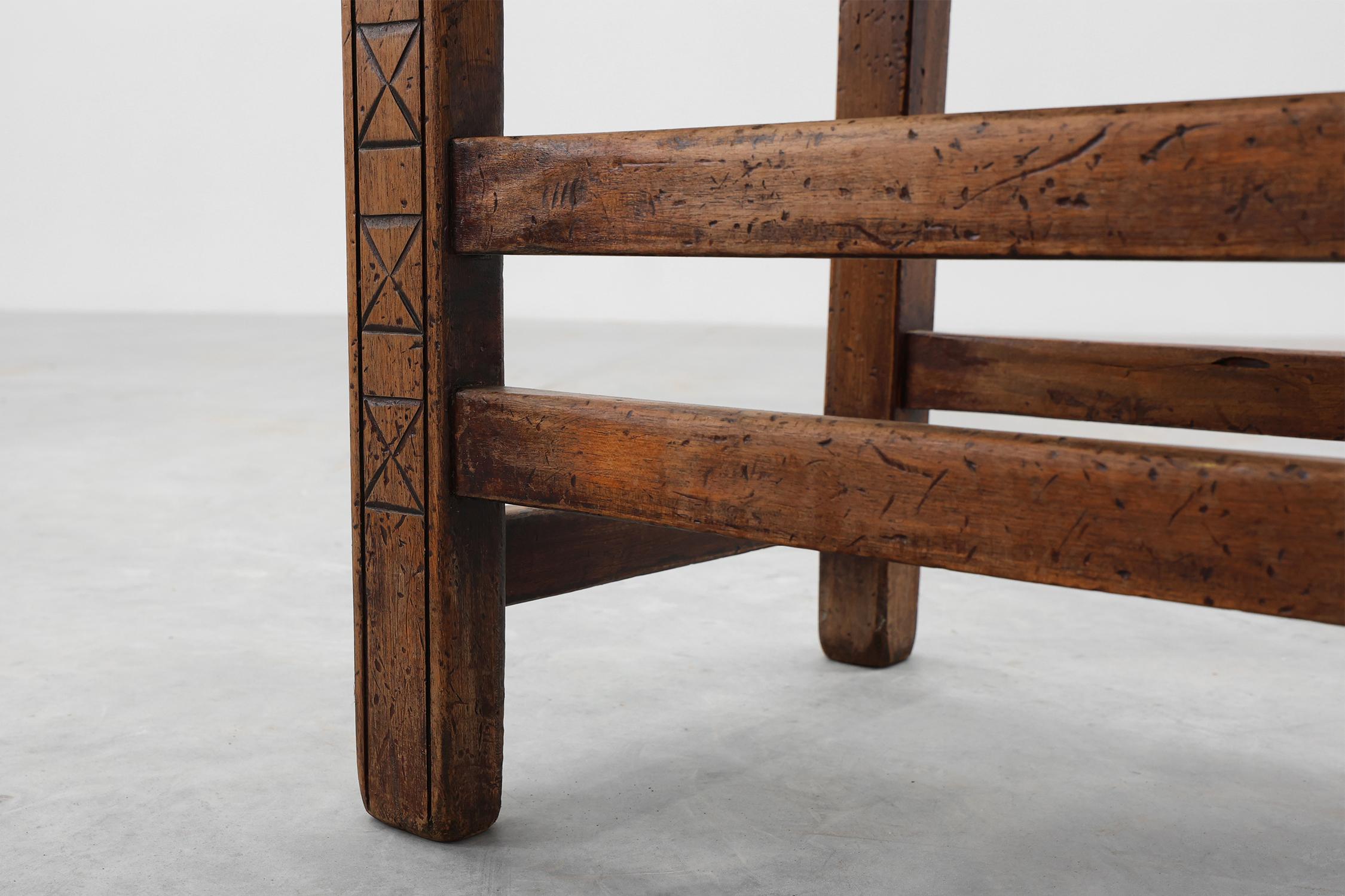 Silla auxiliar española del siglo XIX tallada a mano en roble con asiento de terciopelo en venta 5