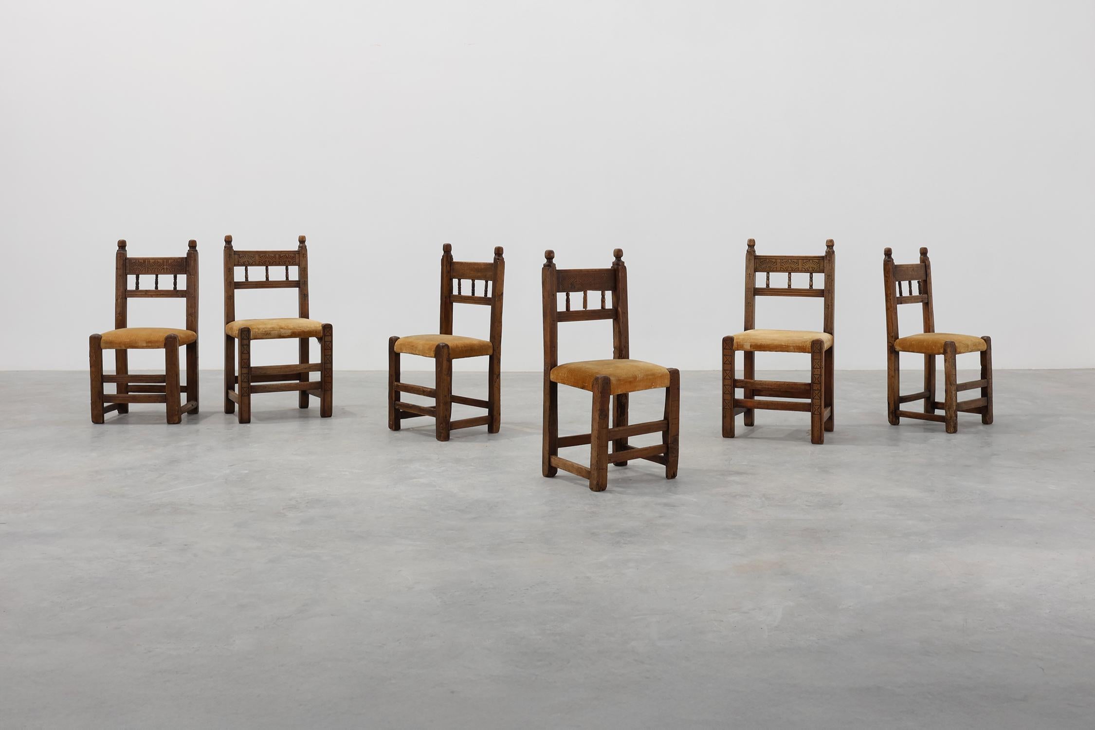 Chaise d'appoint en chêne espagnol du XIXe siècle, sculptée à la main, avec assise en velours en vente 6