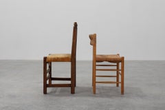 Sedia laterale spagnola del XIX secolo in rovere intagliato a mano con seduta in velluto