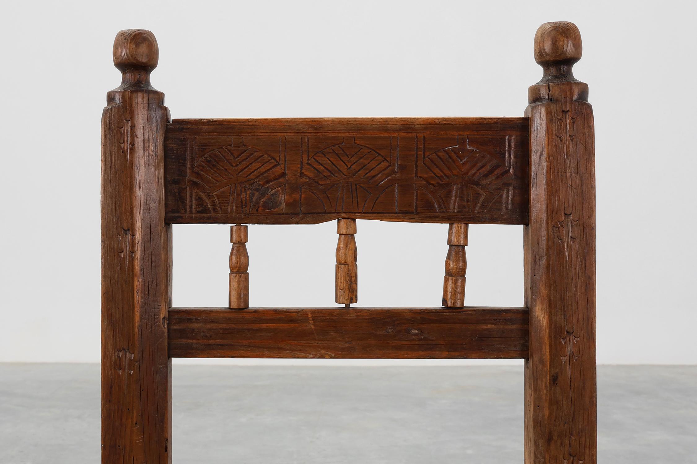 Provincial français Chaise d'appoint en chêne espagnol du XIXe siècle, sculptée à la main, avec assise en velours en vente