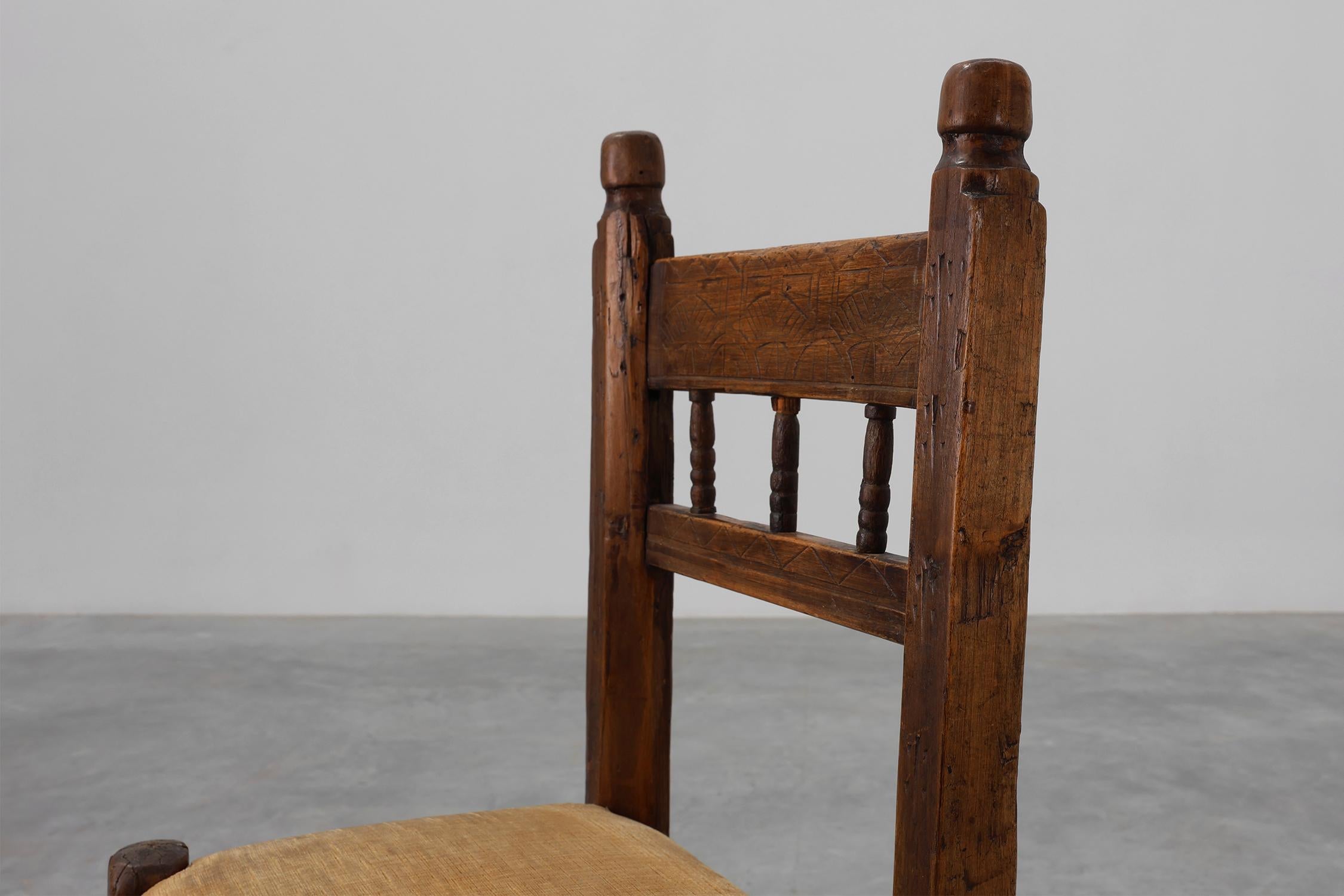 Silla auxiliar española del siglo XIX tallada a mano en roble con asiento de terciopelo Rústico en venta