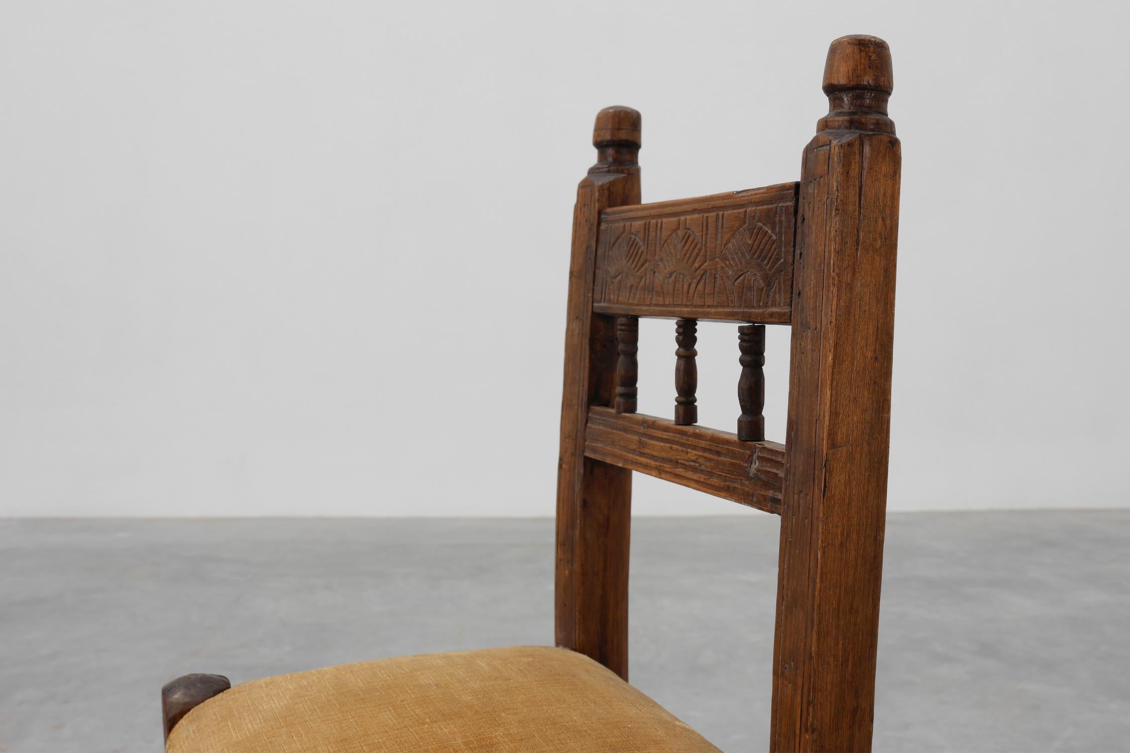 Rustique Chaise d'appoint en chêne espagnol du XIXe siècle, sculptée à la main, avec assise en velours en vente