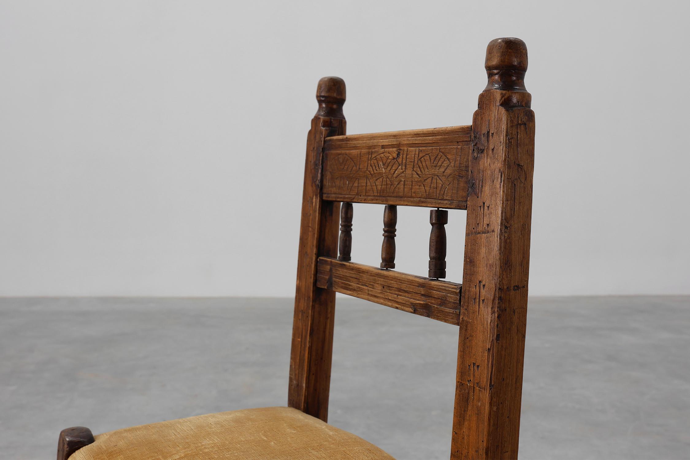 Rustique Chaise d'appoint en chêne espagnol du XIXe siècle, sculptée à la main, avec assise en velours en vente