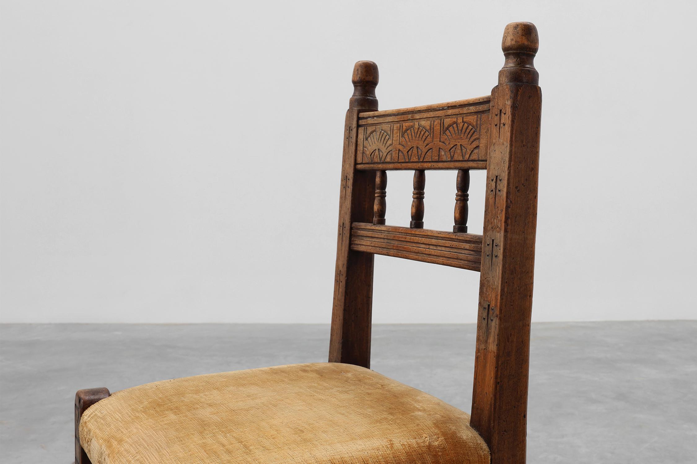 Rustique Chaise d'appoint en chêne espagnol du XIXe siècle, sculptée à la main, avec assise en velours en vente