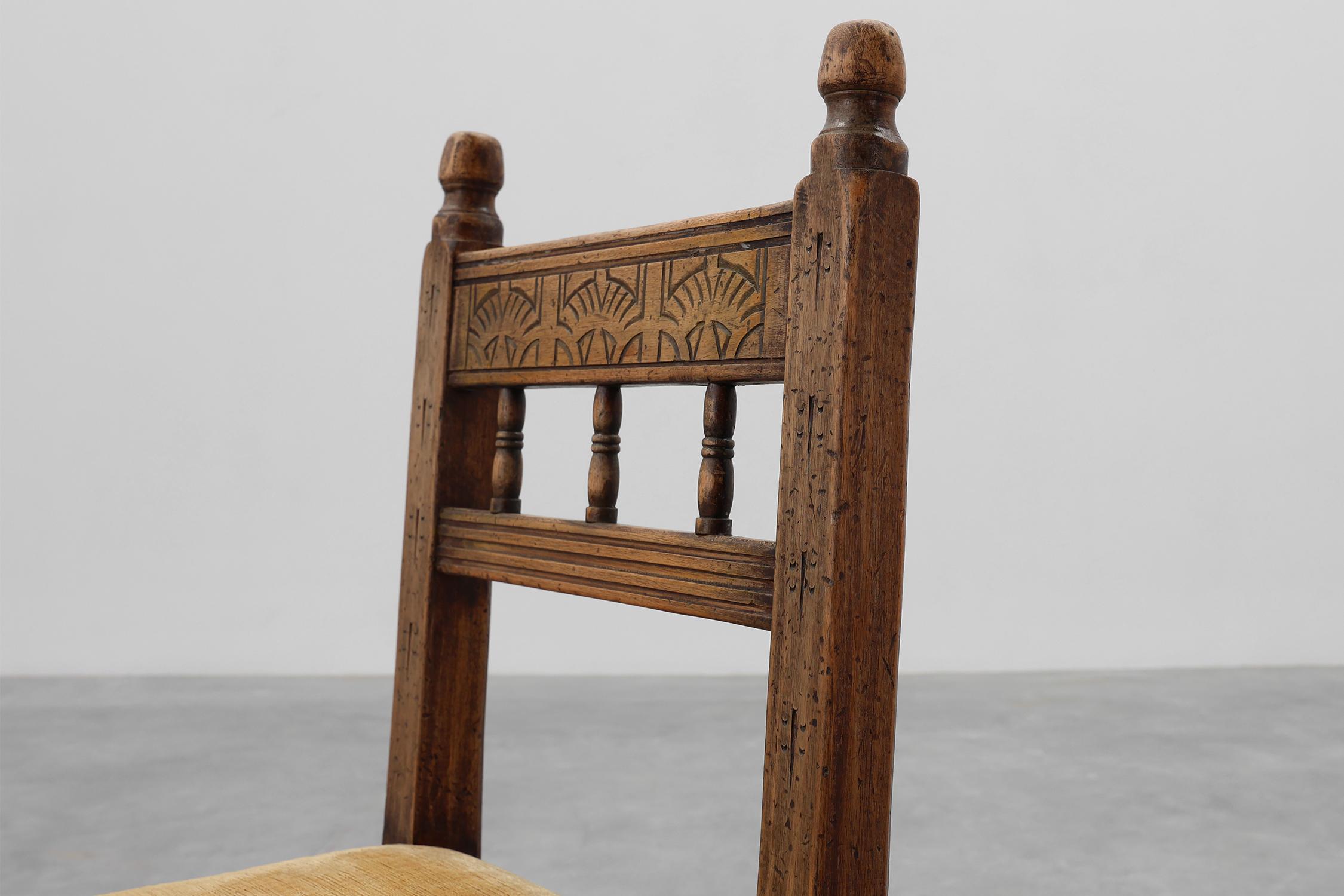 Silla auxiliar española del siglo XIX tallada a mano en roble con asiento de terciopelo Rústico en venta