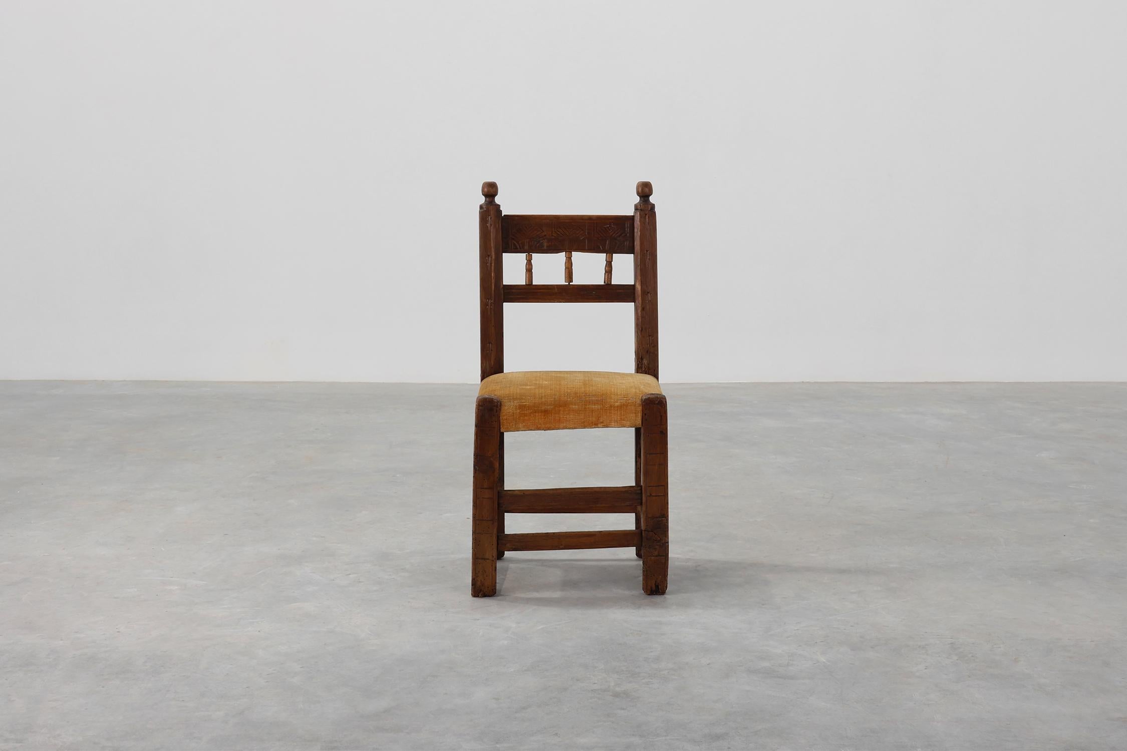 Espagnol Chaise d'appoint en chêne espagnol du XIXe siècle, sculptée à la main, avec assise en velours en vente