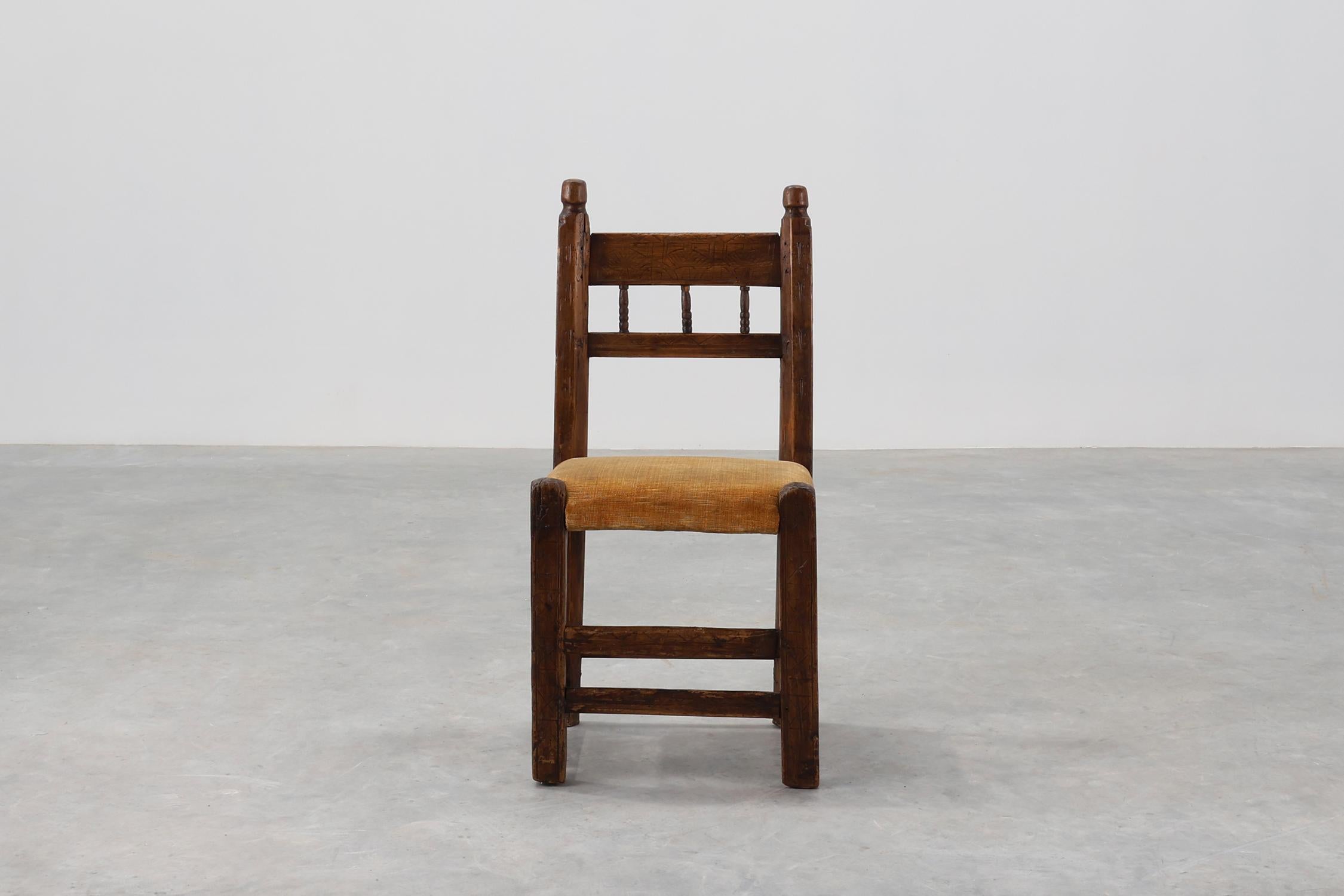 Silla auxiliar española del siglo XIX tallada a mano en roble con asiento de terciopelo Español en venta