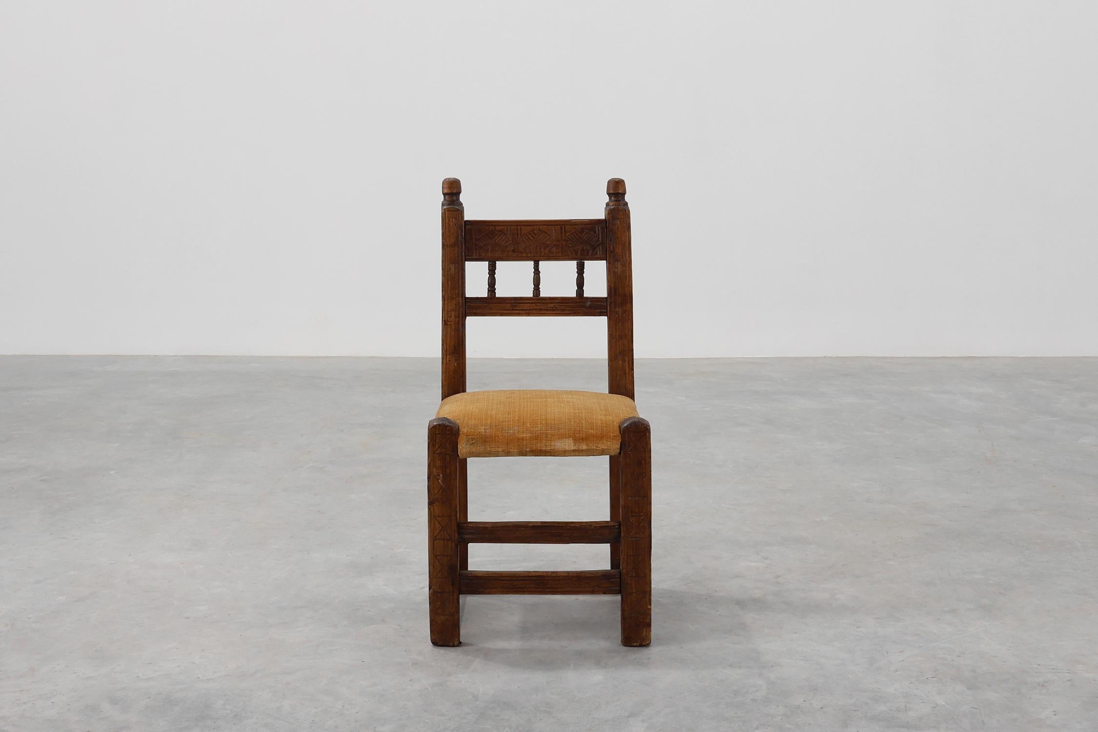 Espagnol Chaise d'appoint en chêne espagnol du XIXe siècle, sculptée à la main, avec assise en velours en vente