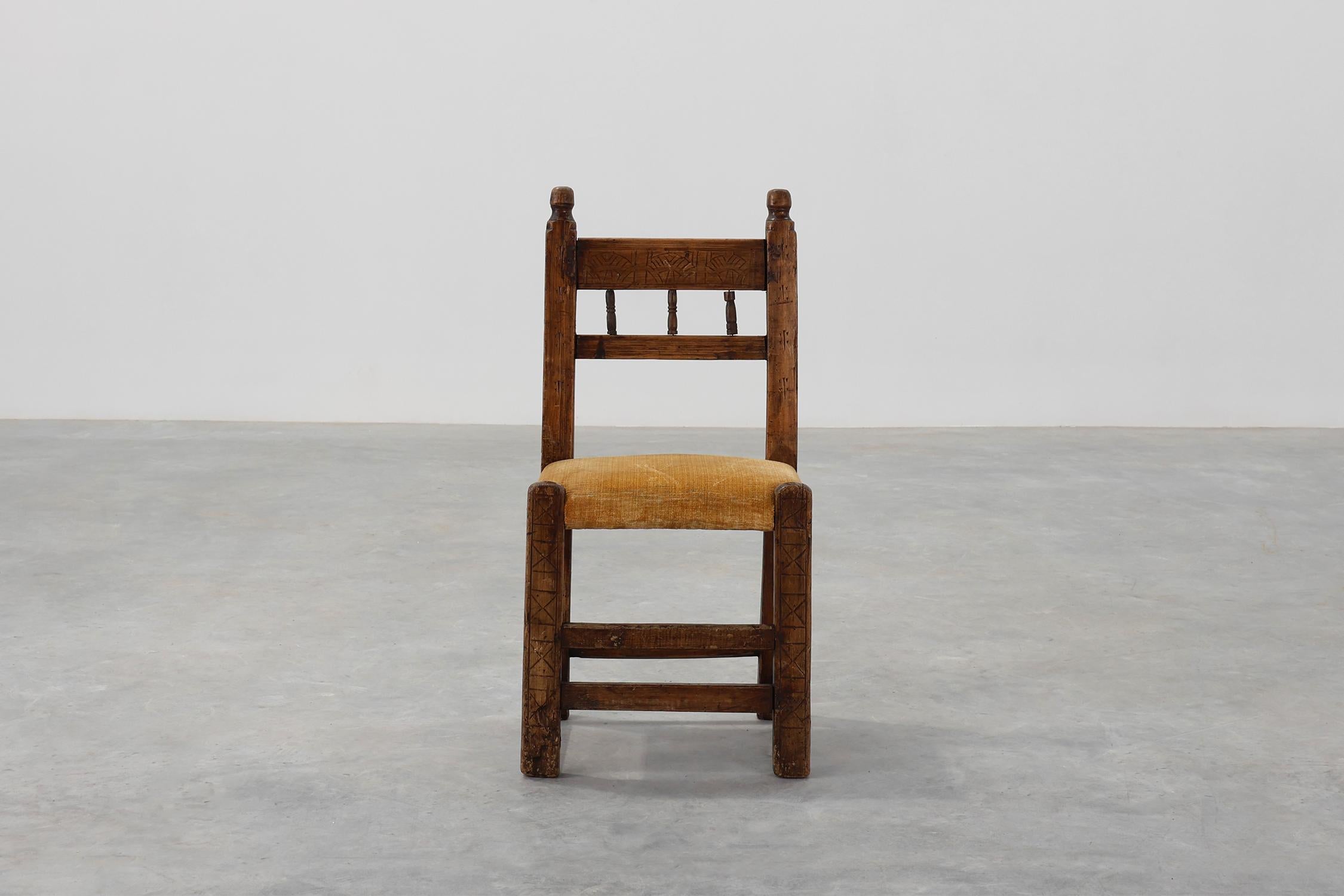 Espagnol Chaise d'appoint en chêne espagnol du XIXe siècle, sculptée à la main, avec assise en velours en vente