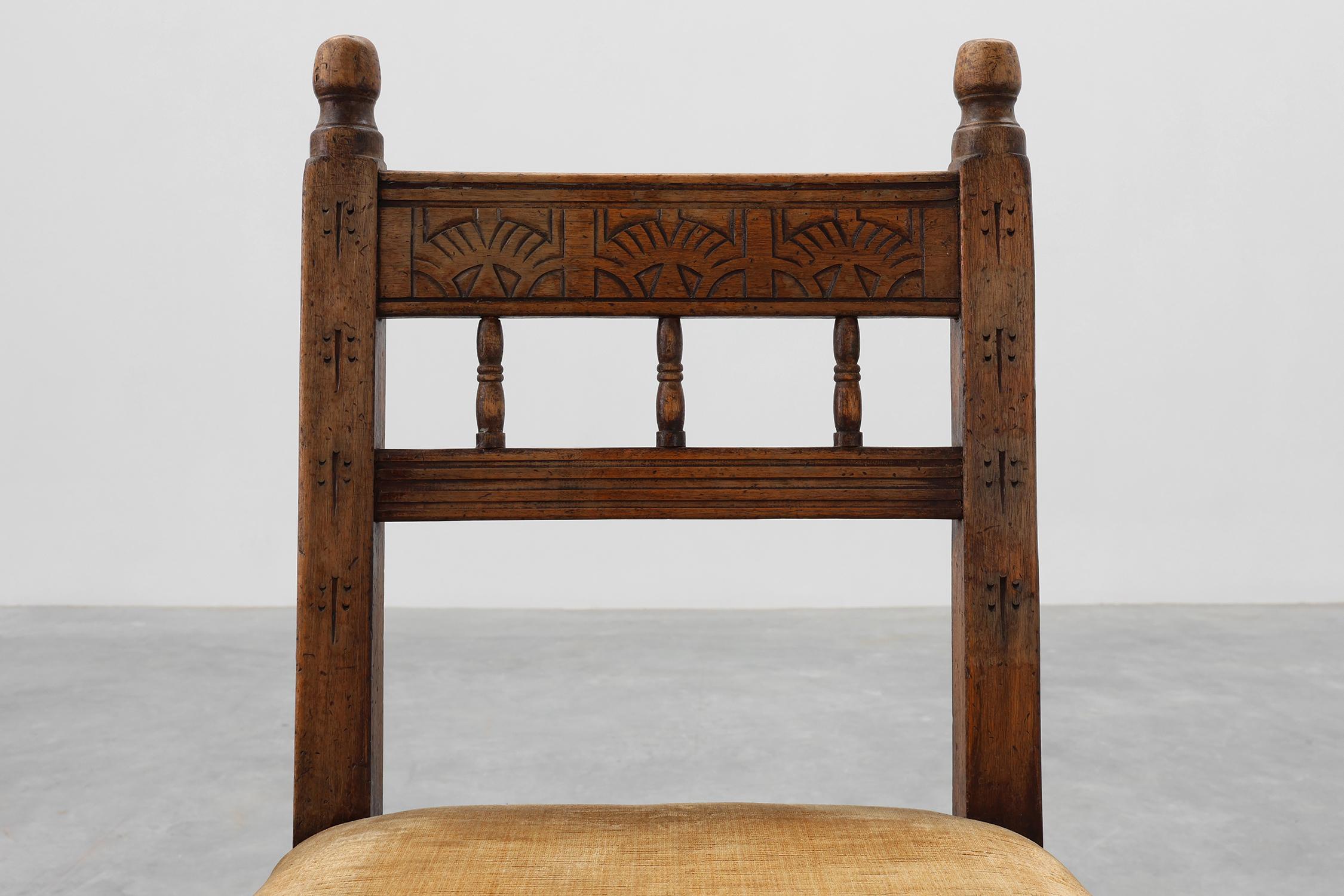 Espagnol Chaise d'appoint en chêne espagnol du XIXe siècle, sculptée à la main, avec assise en velours en vente
