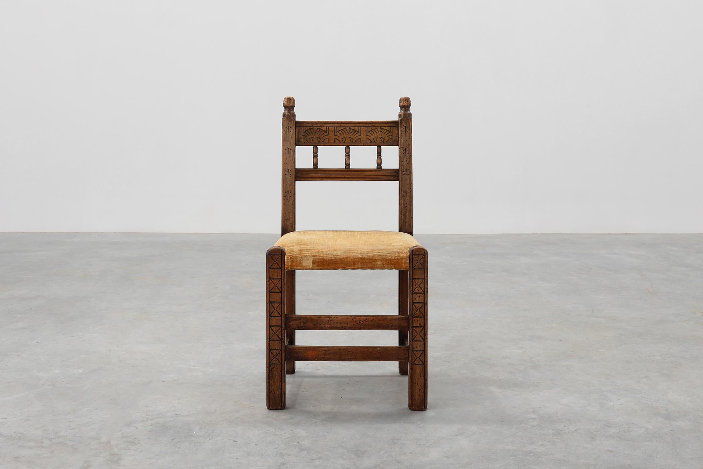 Silla auxiliar española del siglo XIX tallada a mano en roble con asiento de terciopelo Español en venta